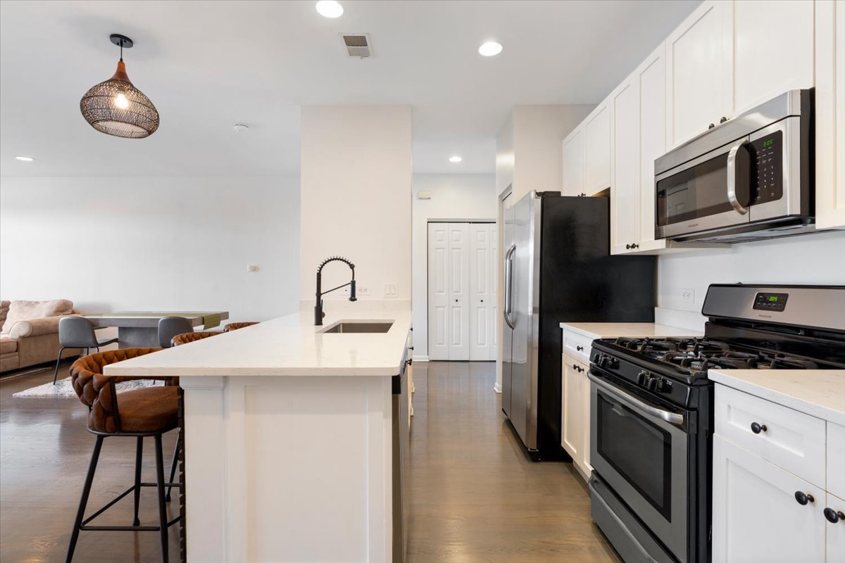 2040 W Belmont Avenue Unit: 405