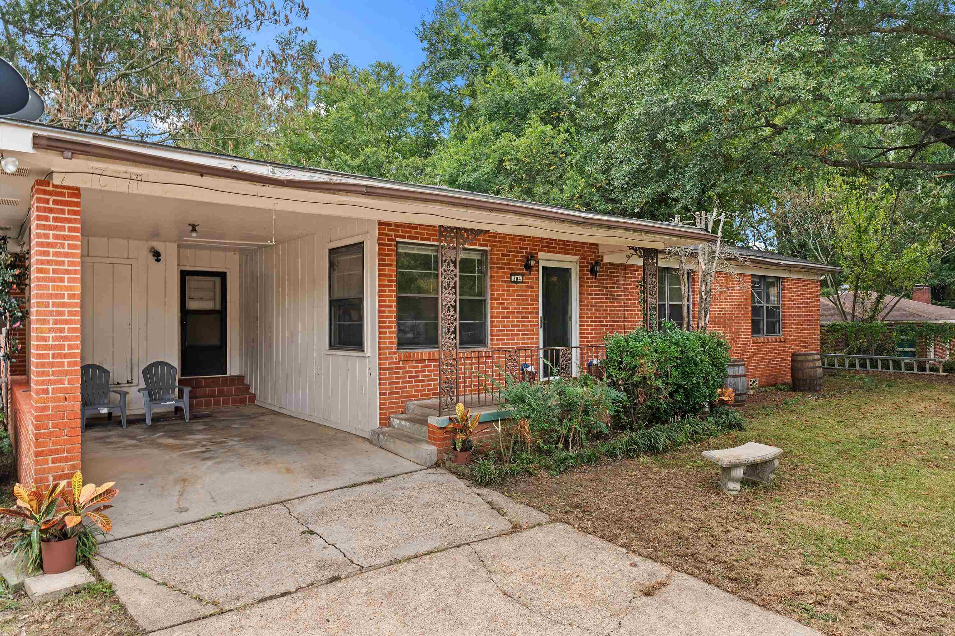 304 E Woodland Rd