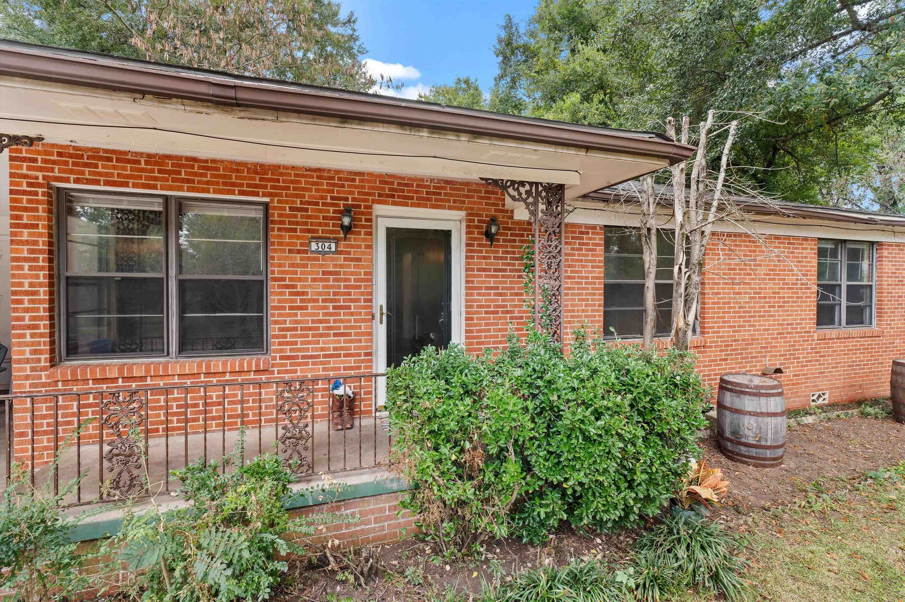 304 E Woodland Rd