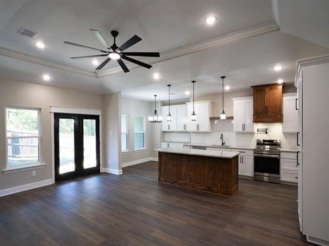703 Bluebonnet Ln