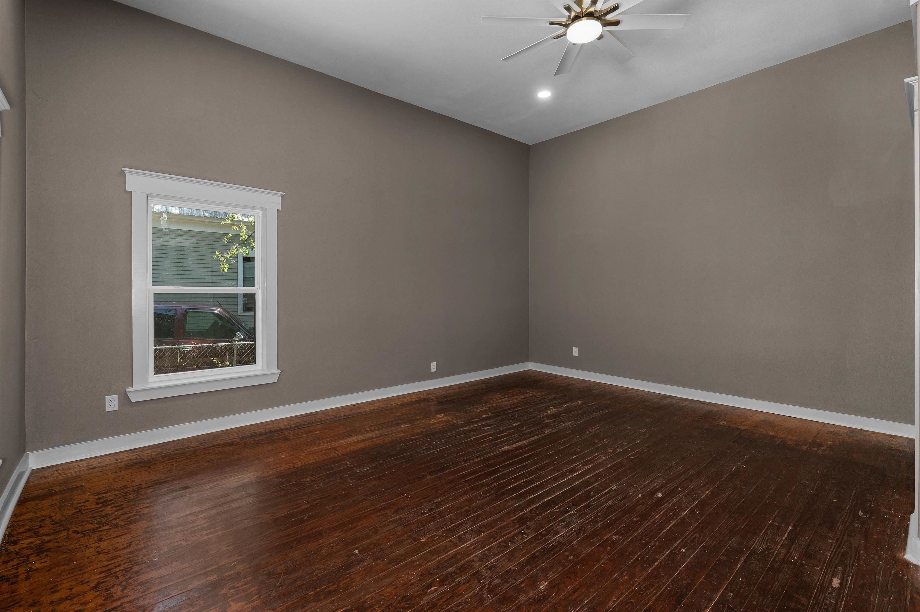 106 E Ave