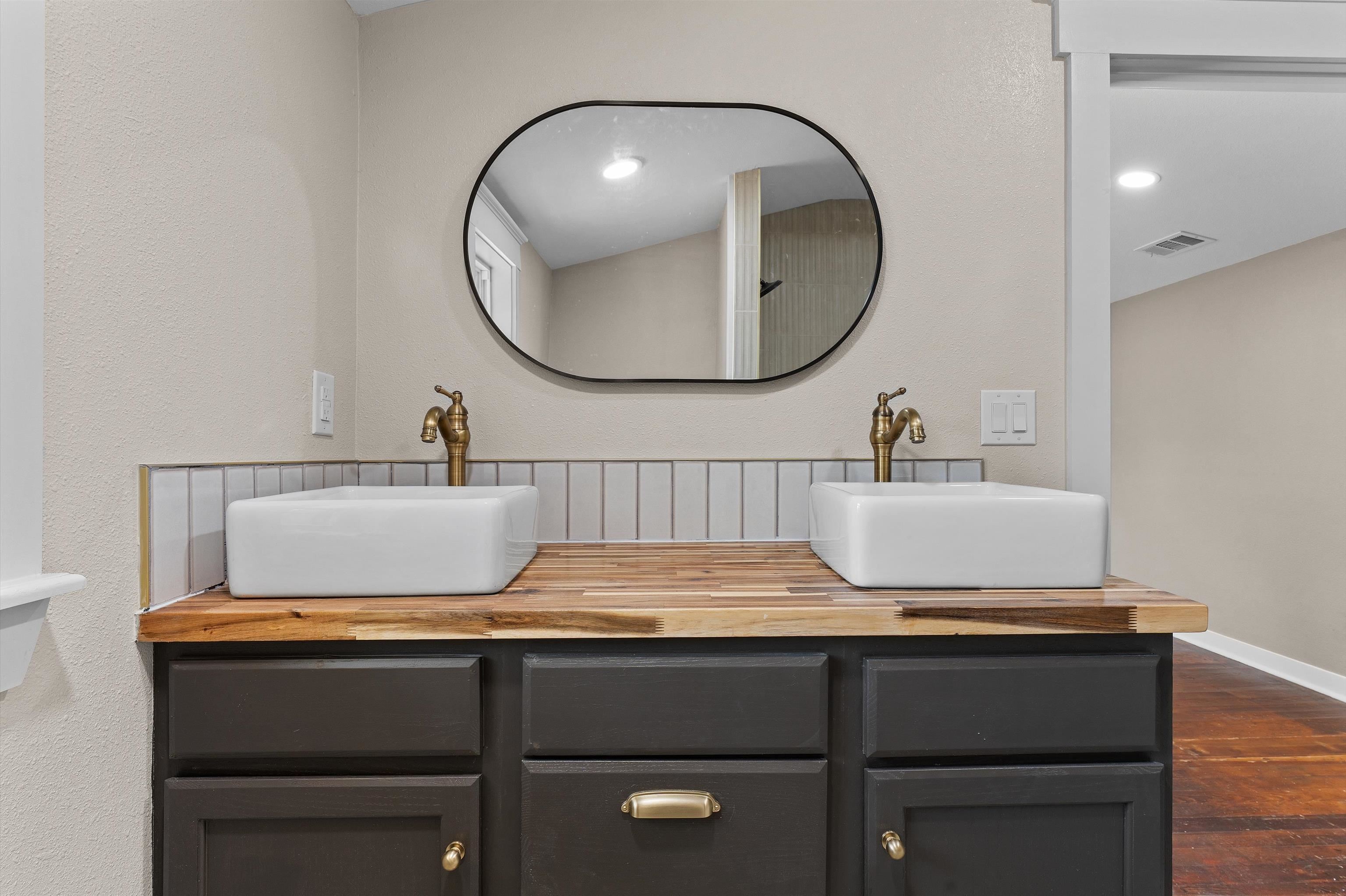 106 E Ave