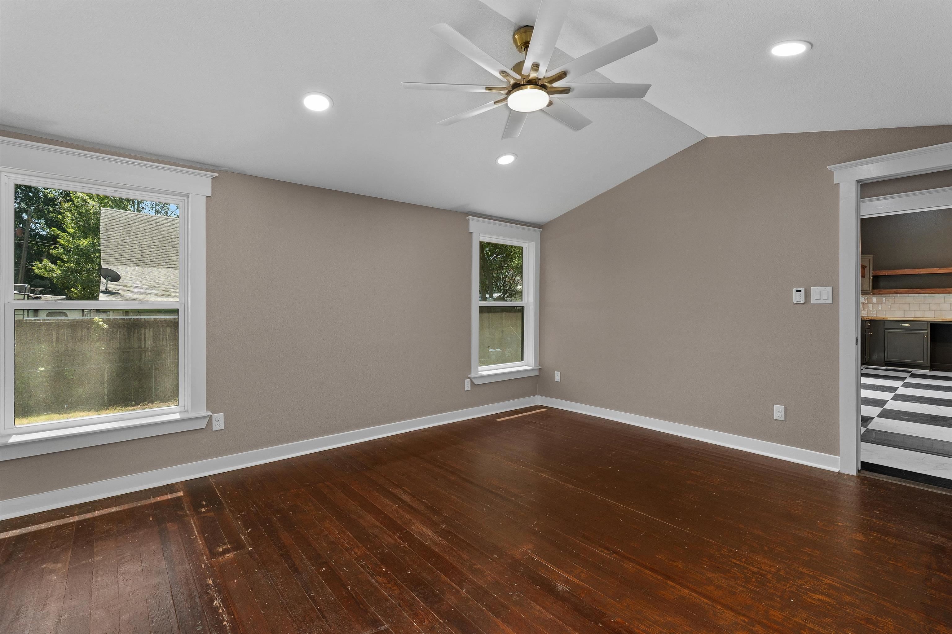 106 E Ave