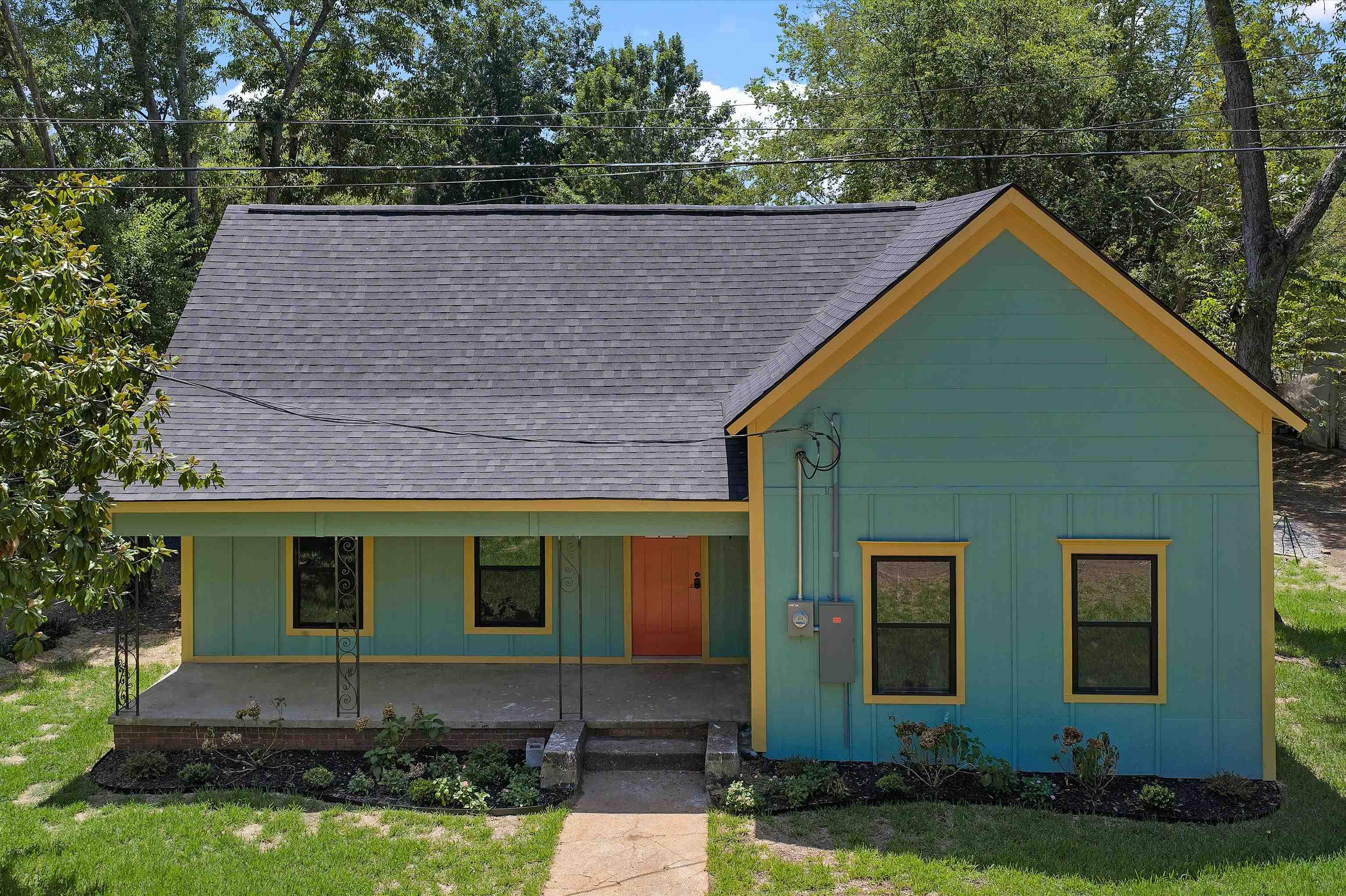 106 E Ave