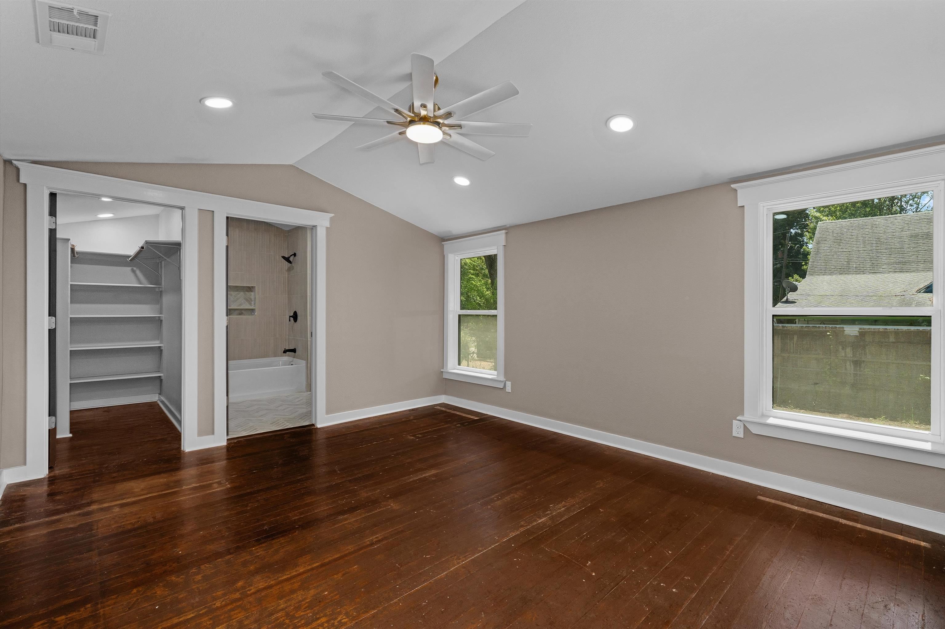 106 E Ave