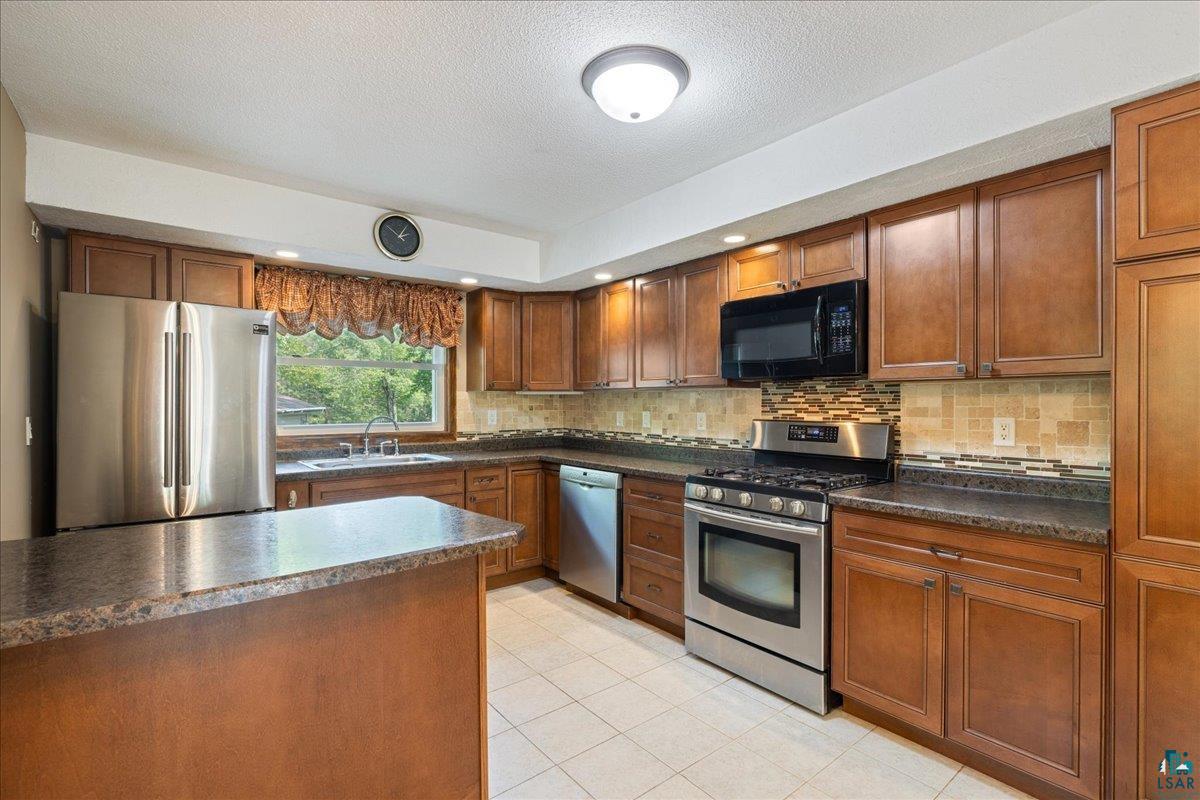 4401 Lakeside Dr