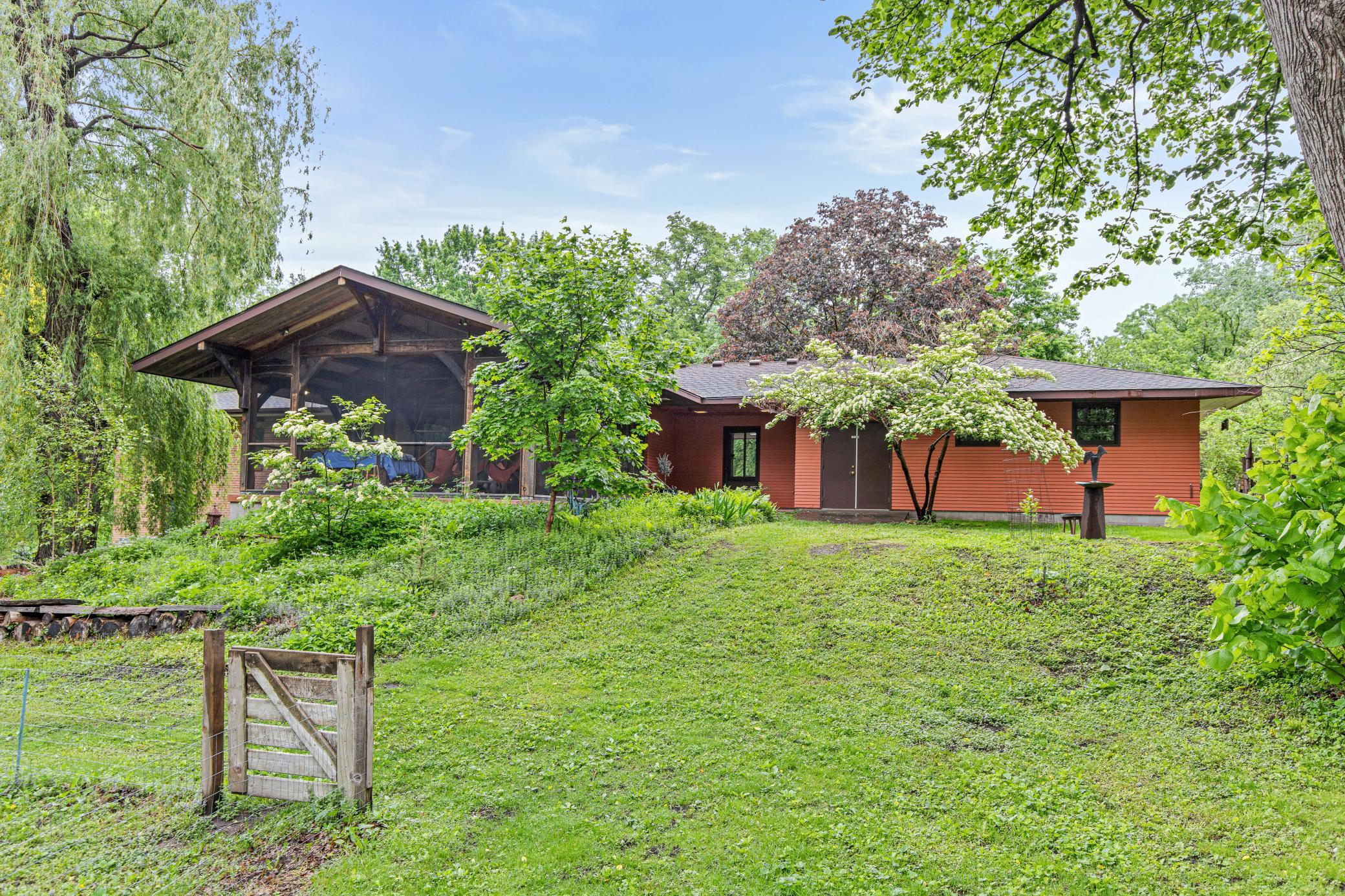 2217 Oakview Lane N