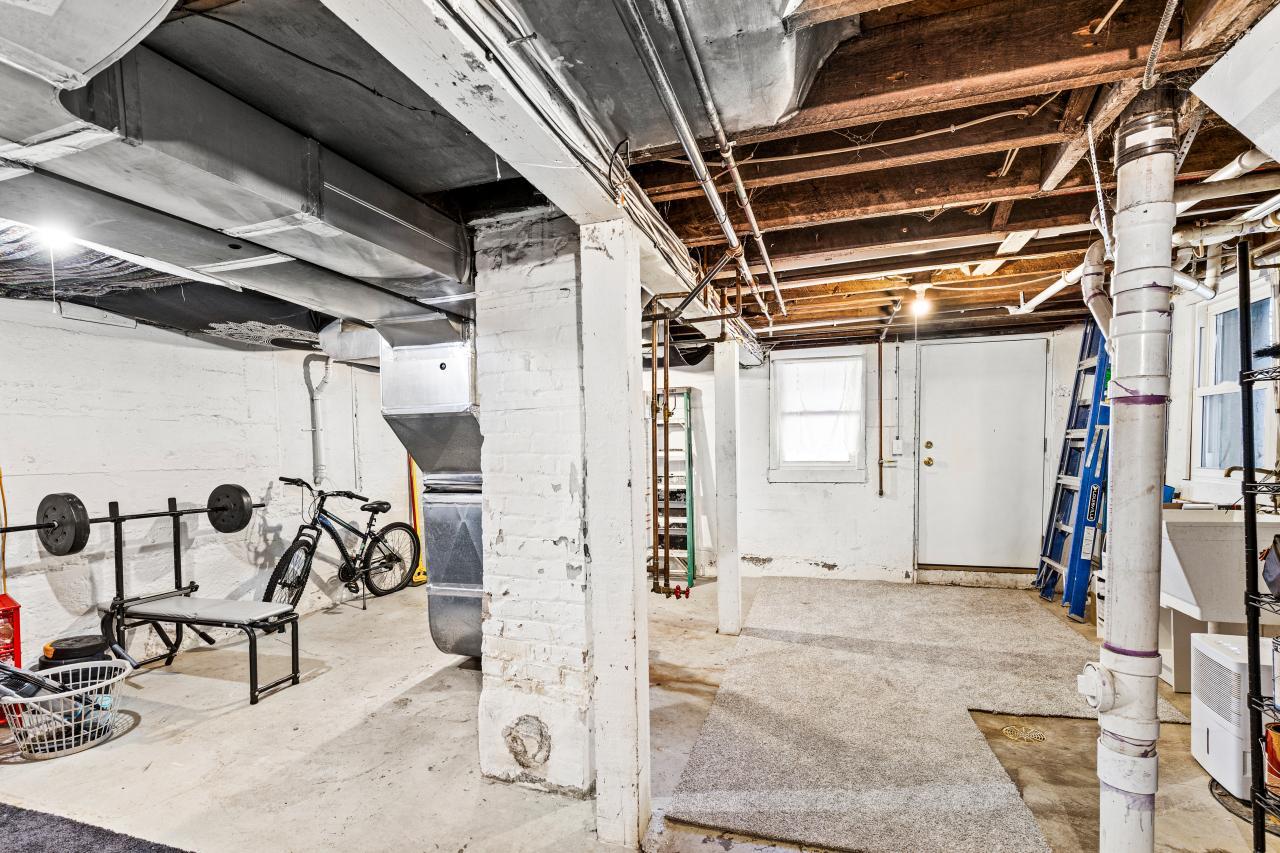 822 E 7th Street