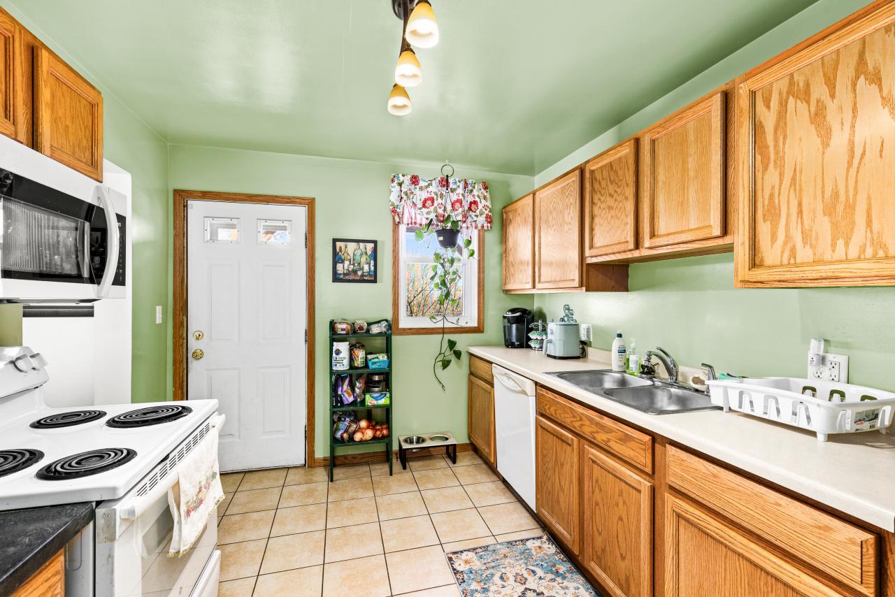 822 E 7th Street