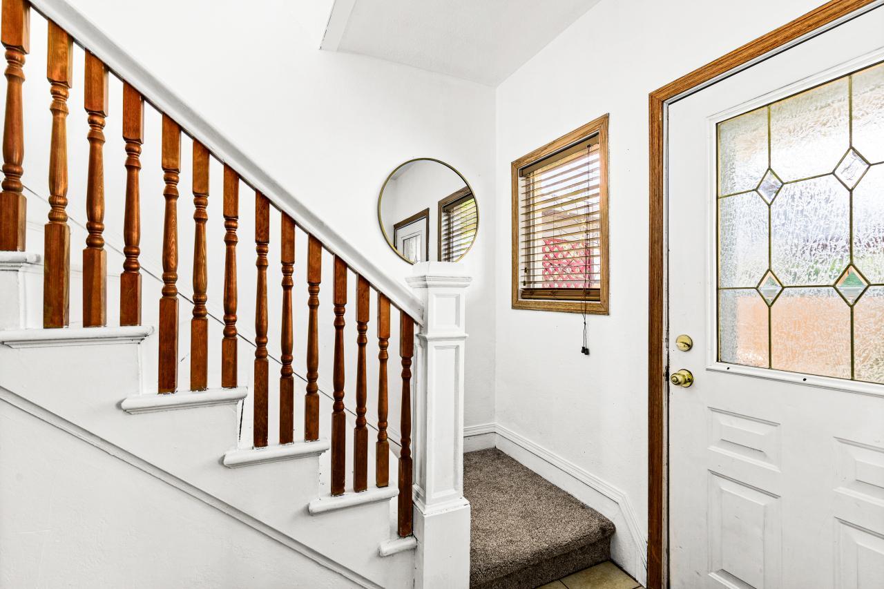 822 E 7th Street