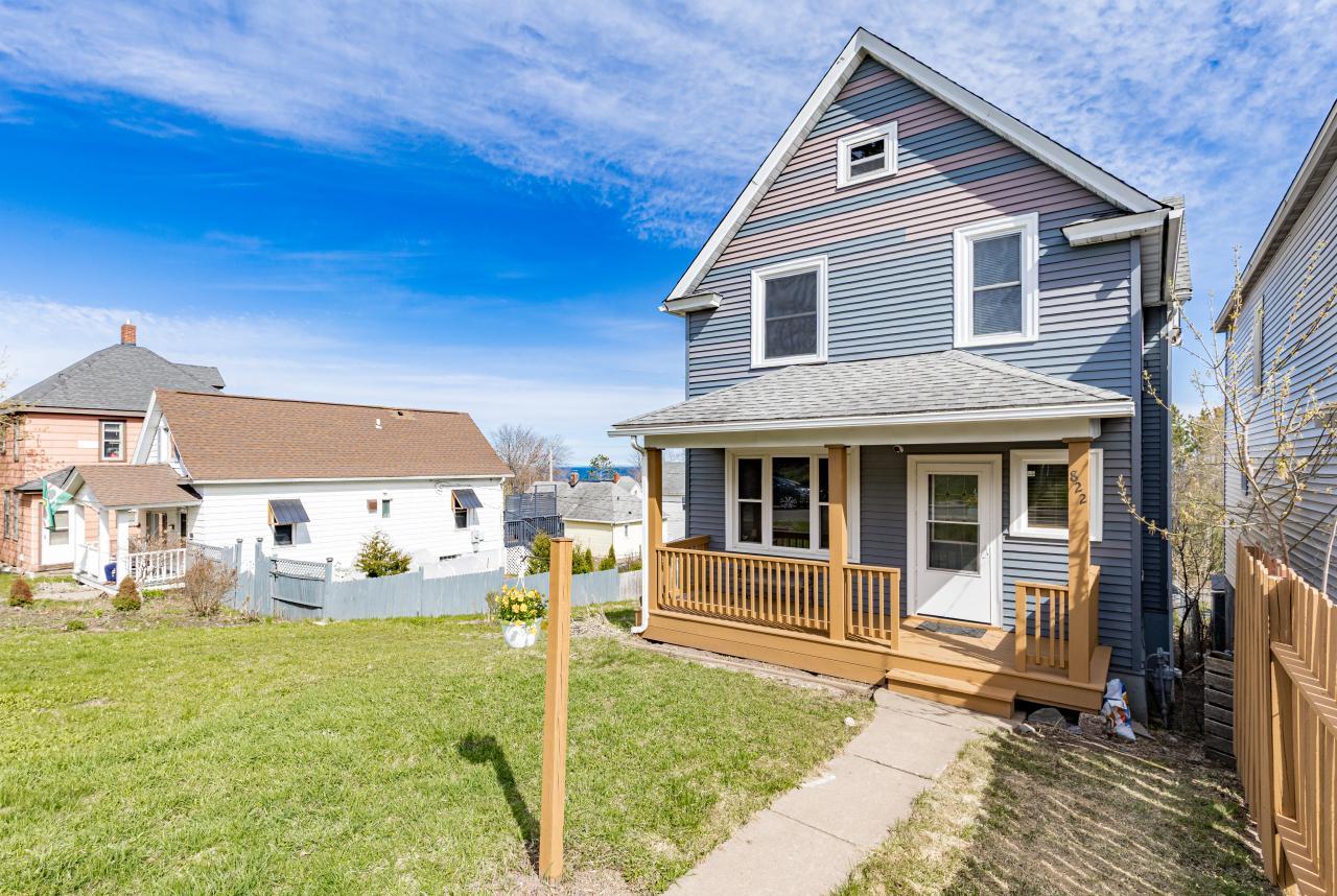 822 E 7th Street