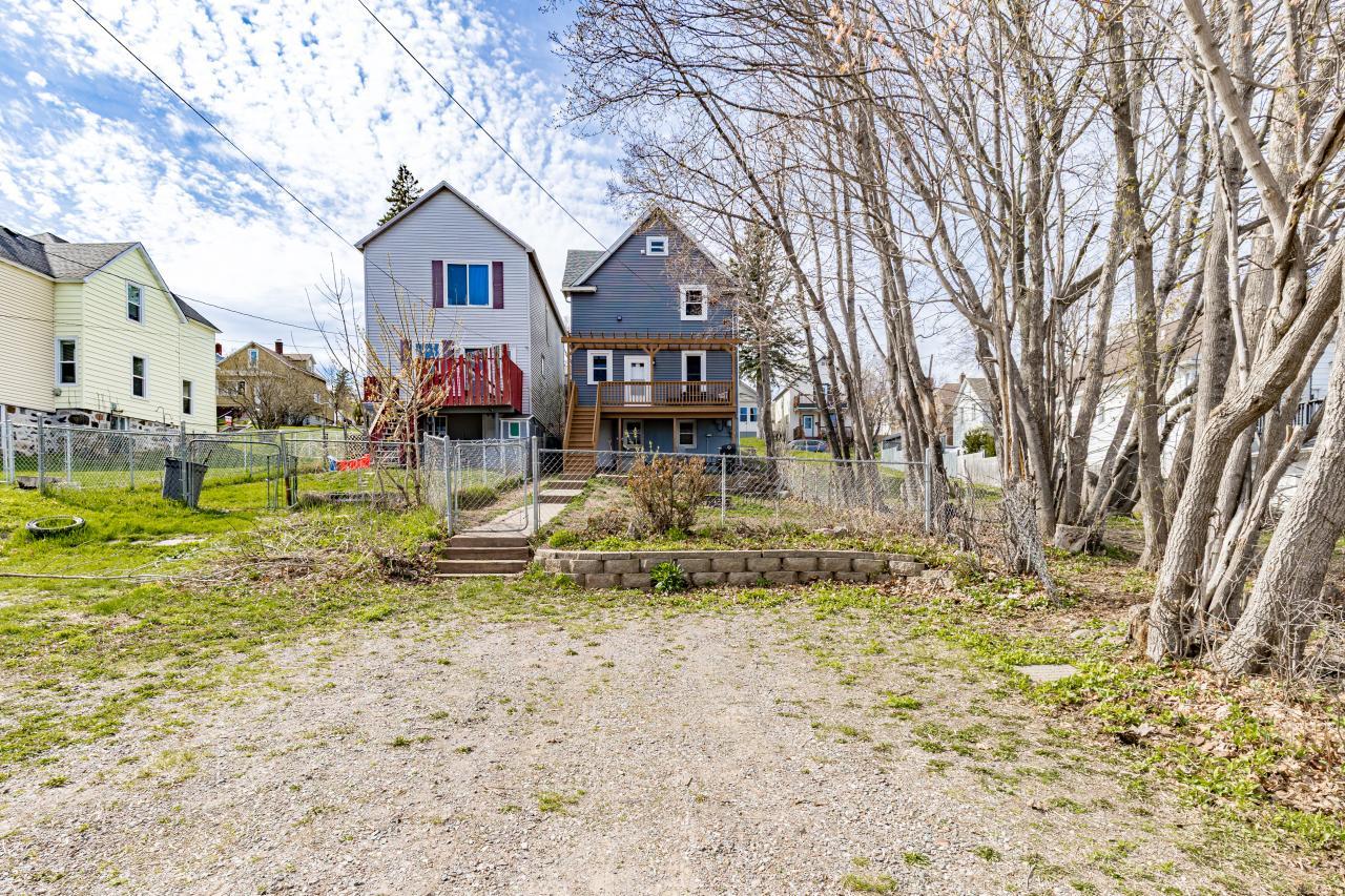 822 E 7th Street