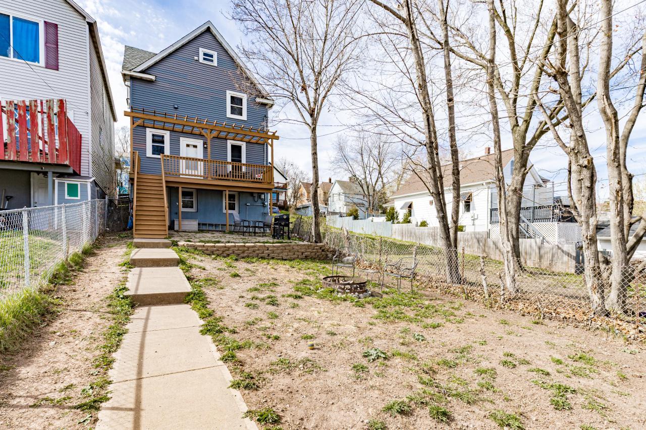 822 E 7th Street