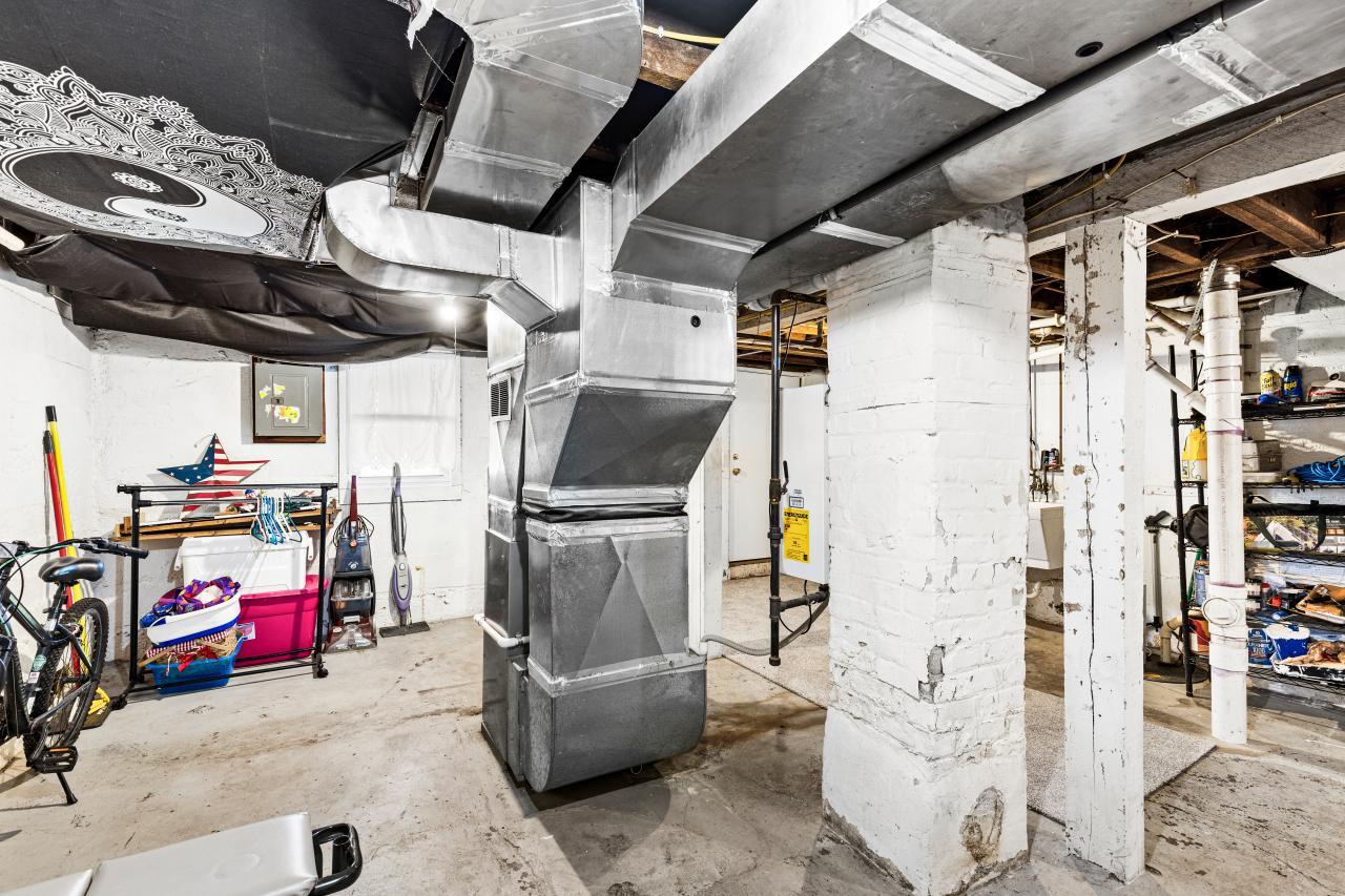 822 E 7th Street