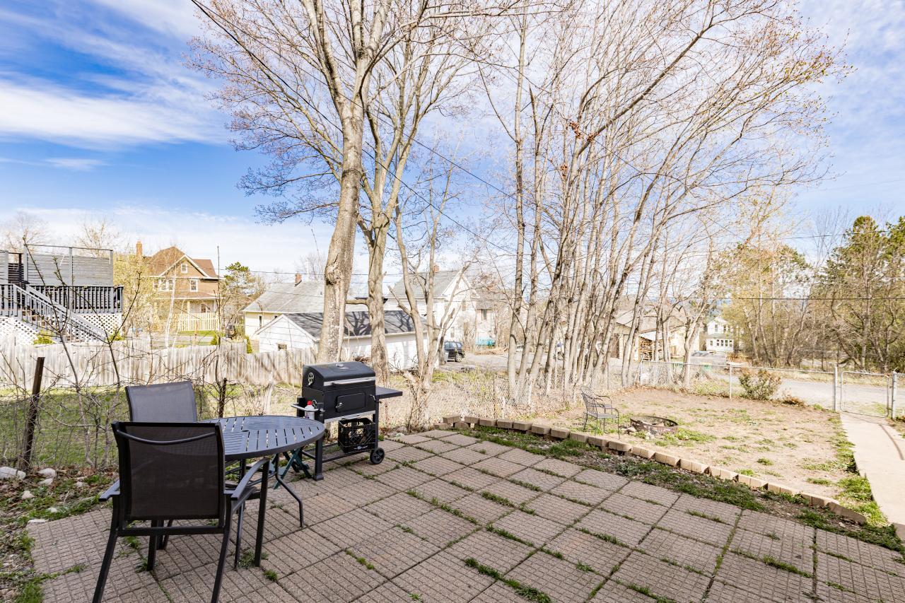 822 E 7th Street