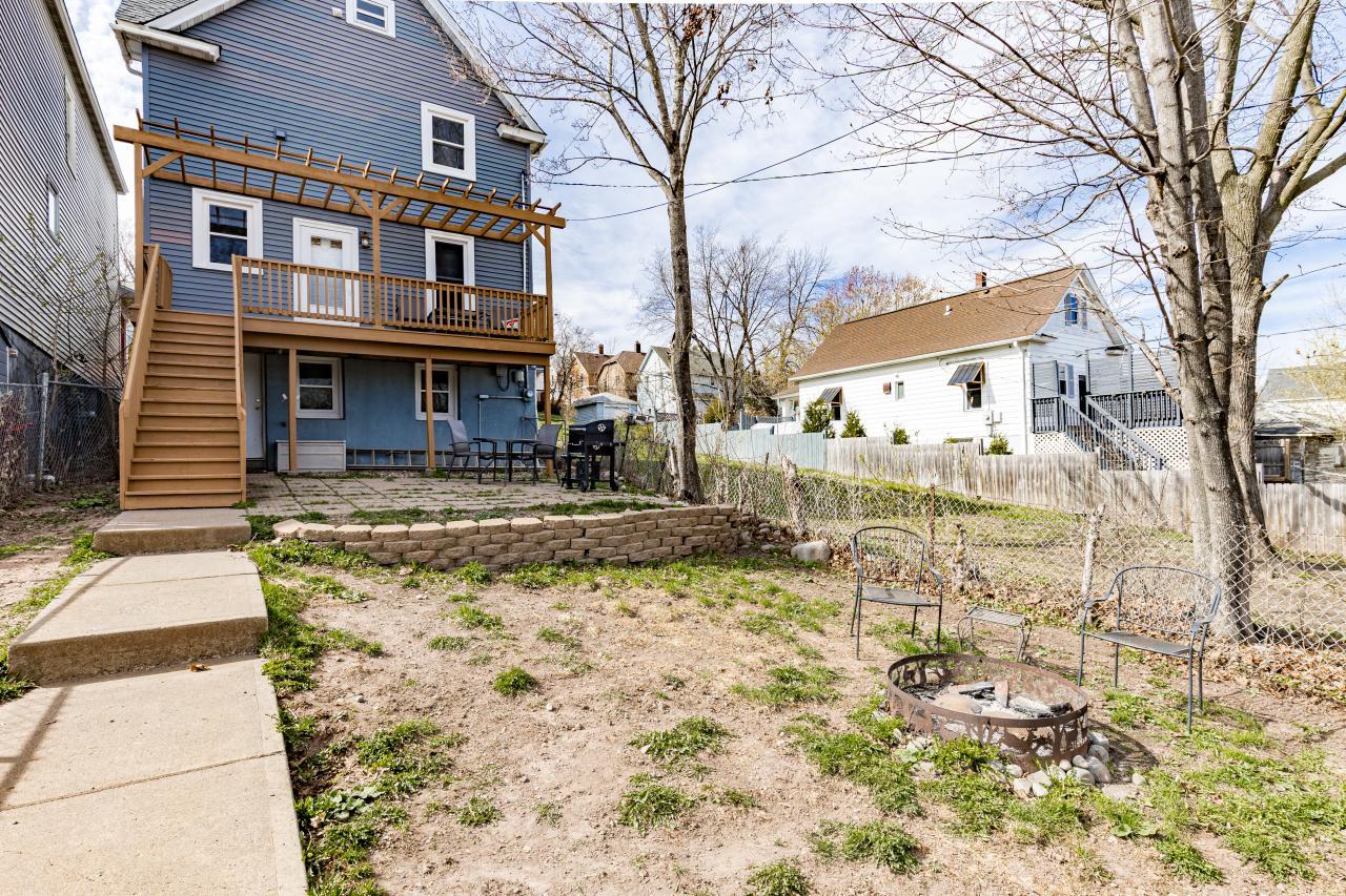 822 E 7th Street