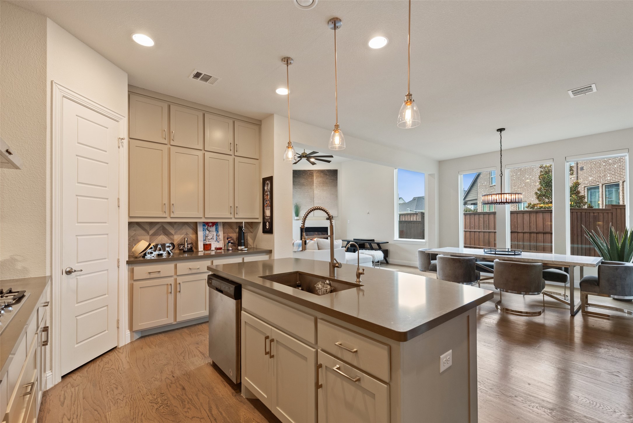 884 Alfred Court