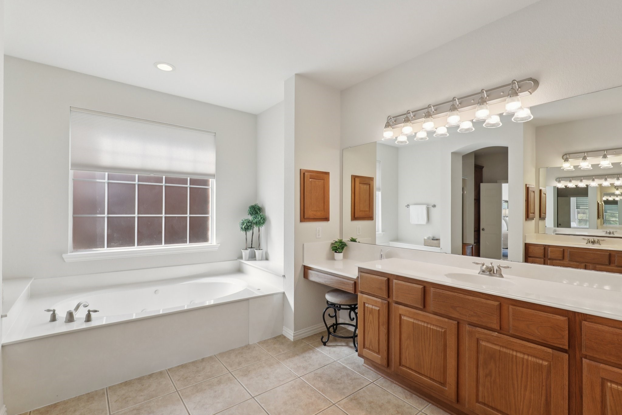 6506 Lakecrest Drive