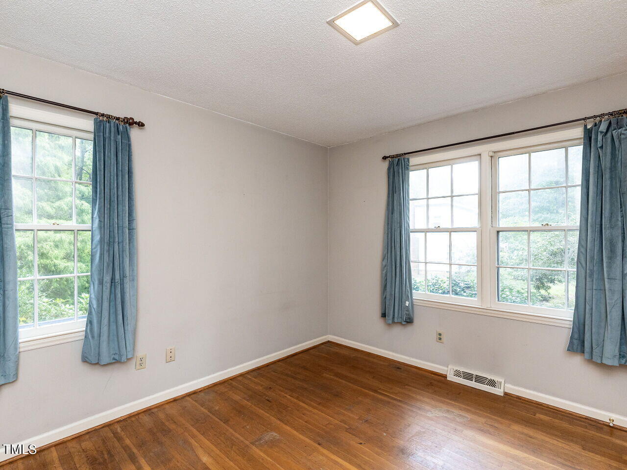1216 Scott Place