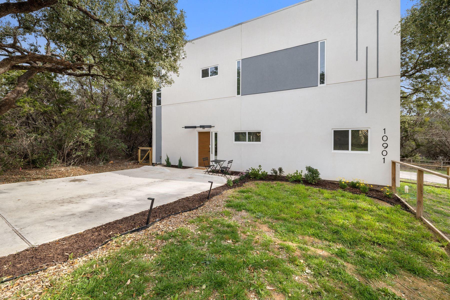 10901 Travis DR