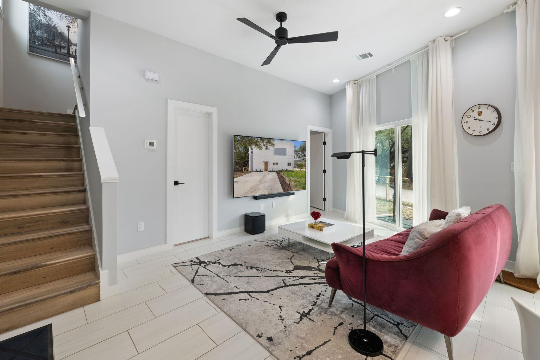 10901 Travis DR