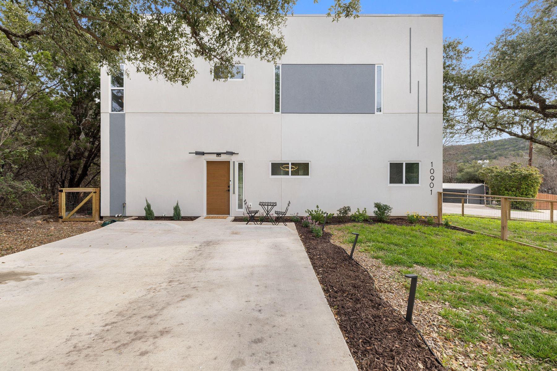 10901 Travis DR