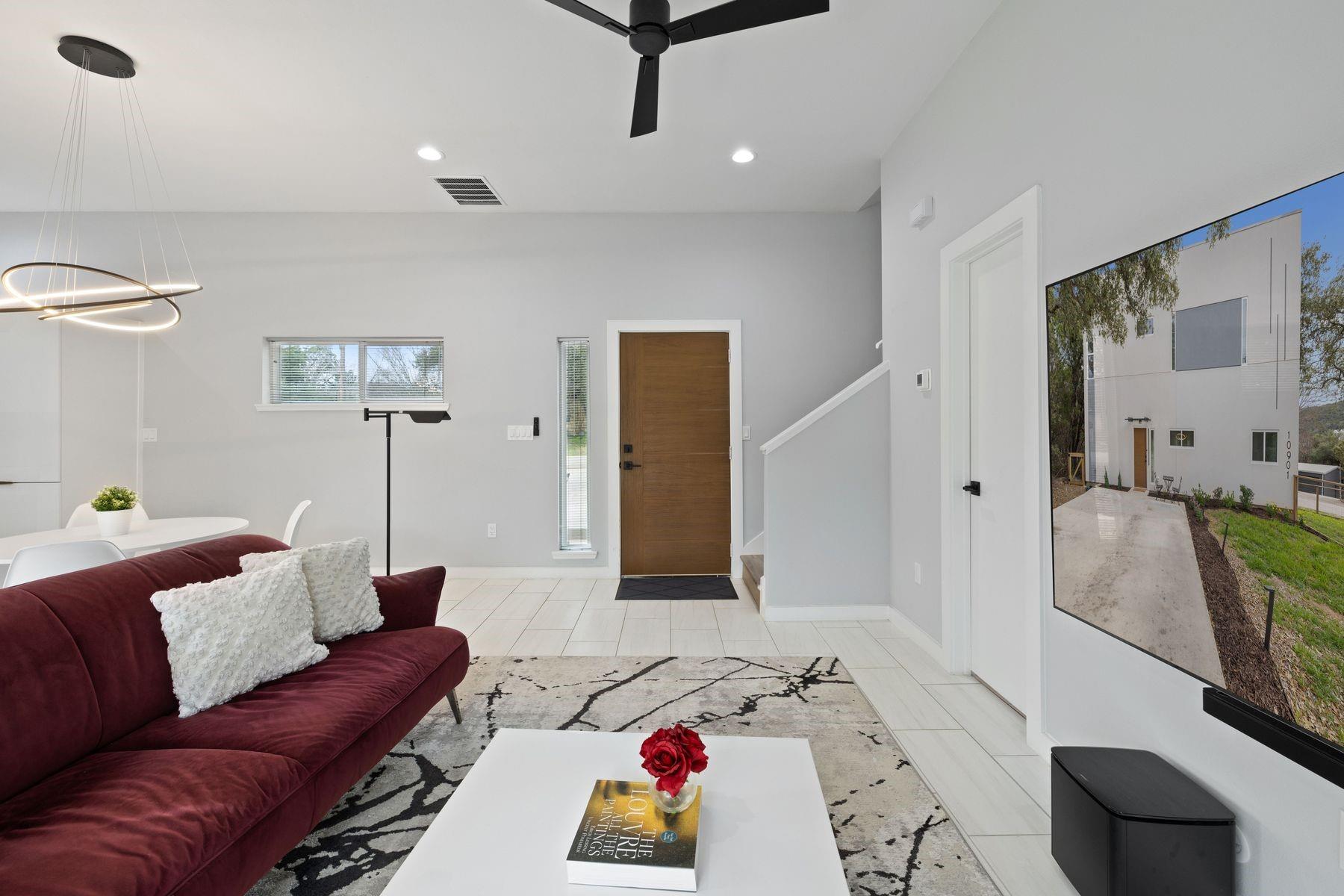 10901 Travis DR