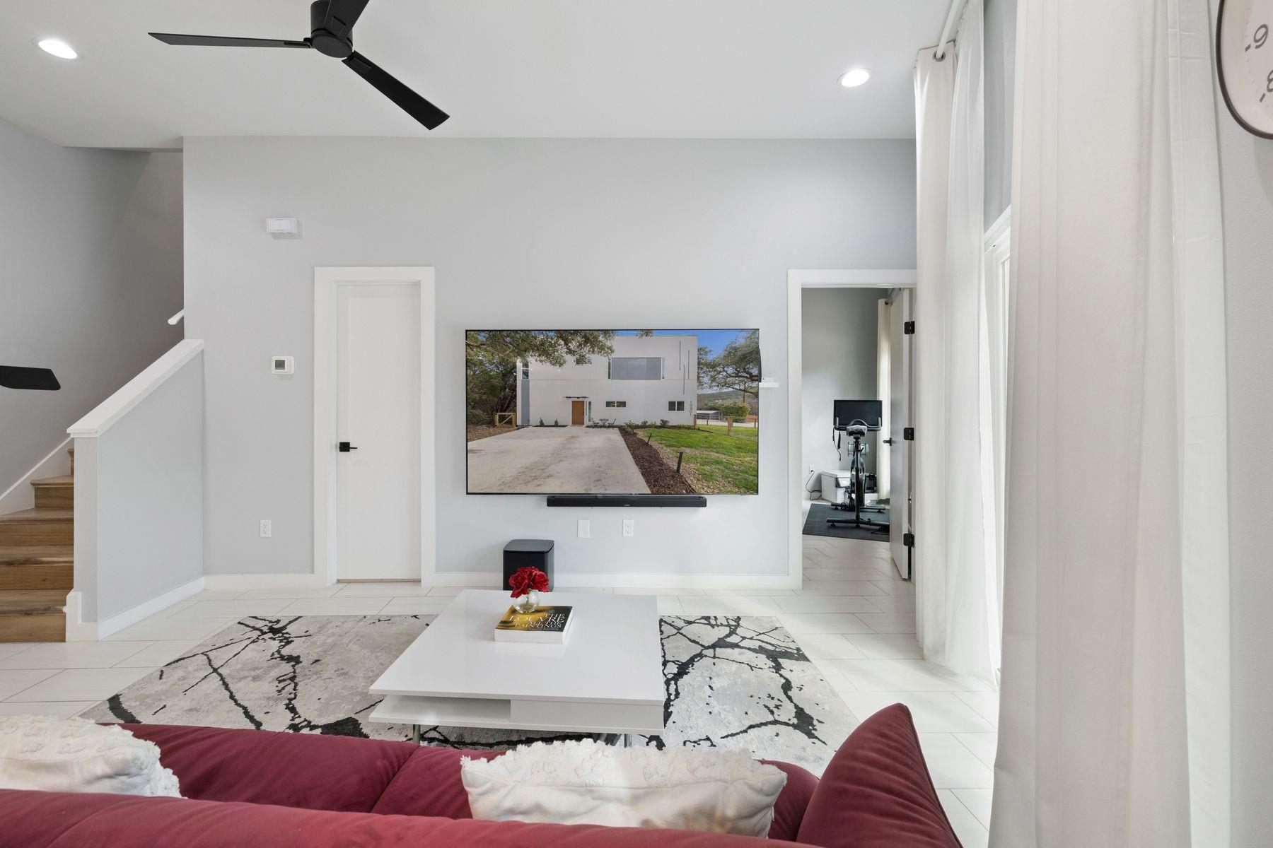 10901 Travis DR