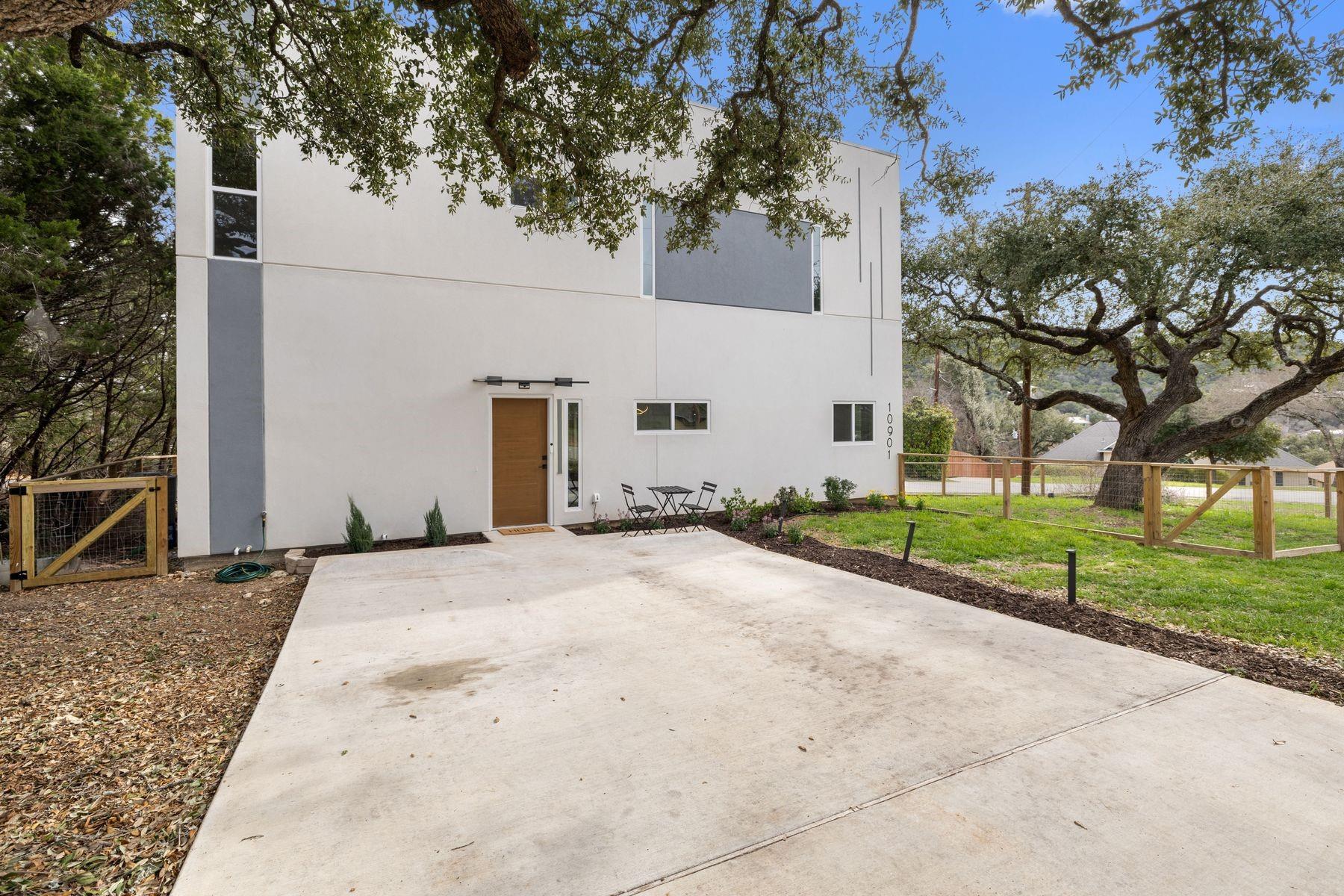 10901 Travis DR