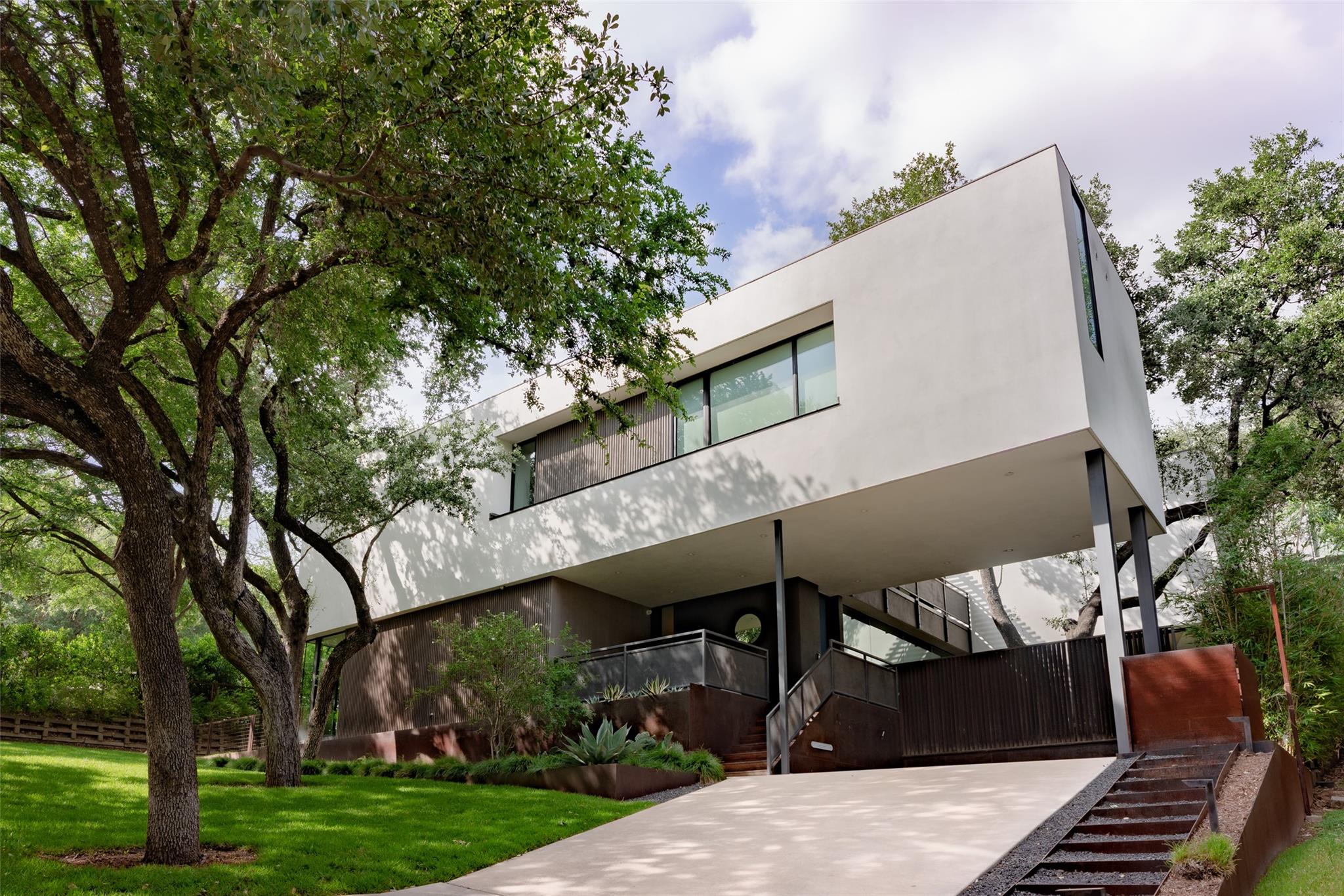 2210 Westlake DR
