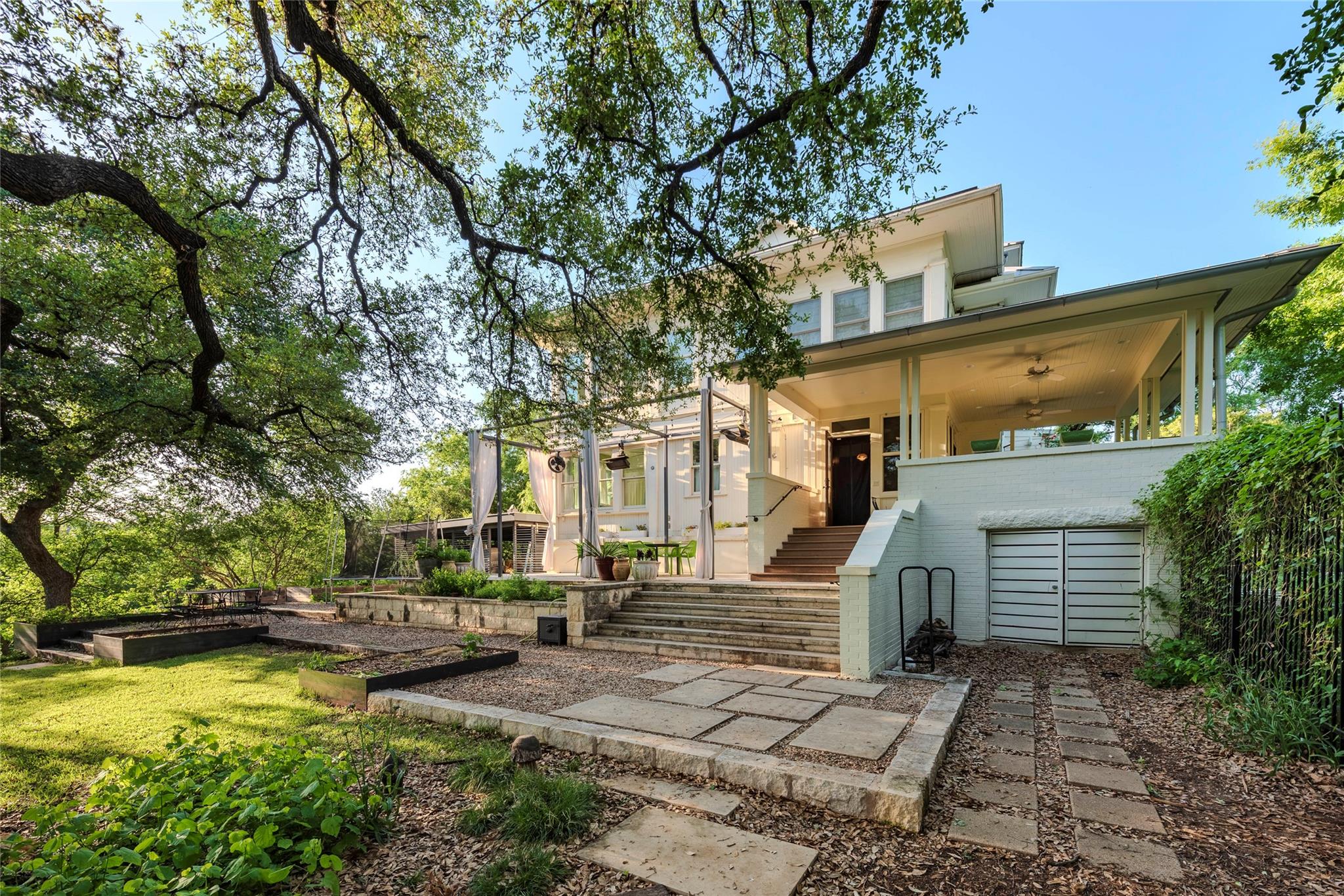 1305 W 22nd ST