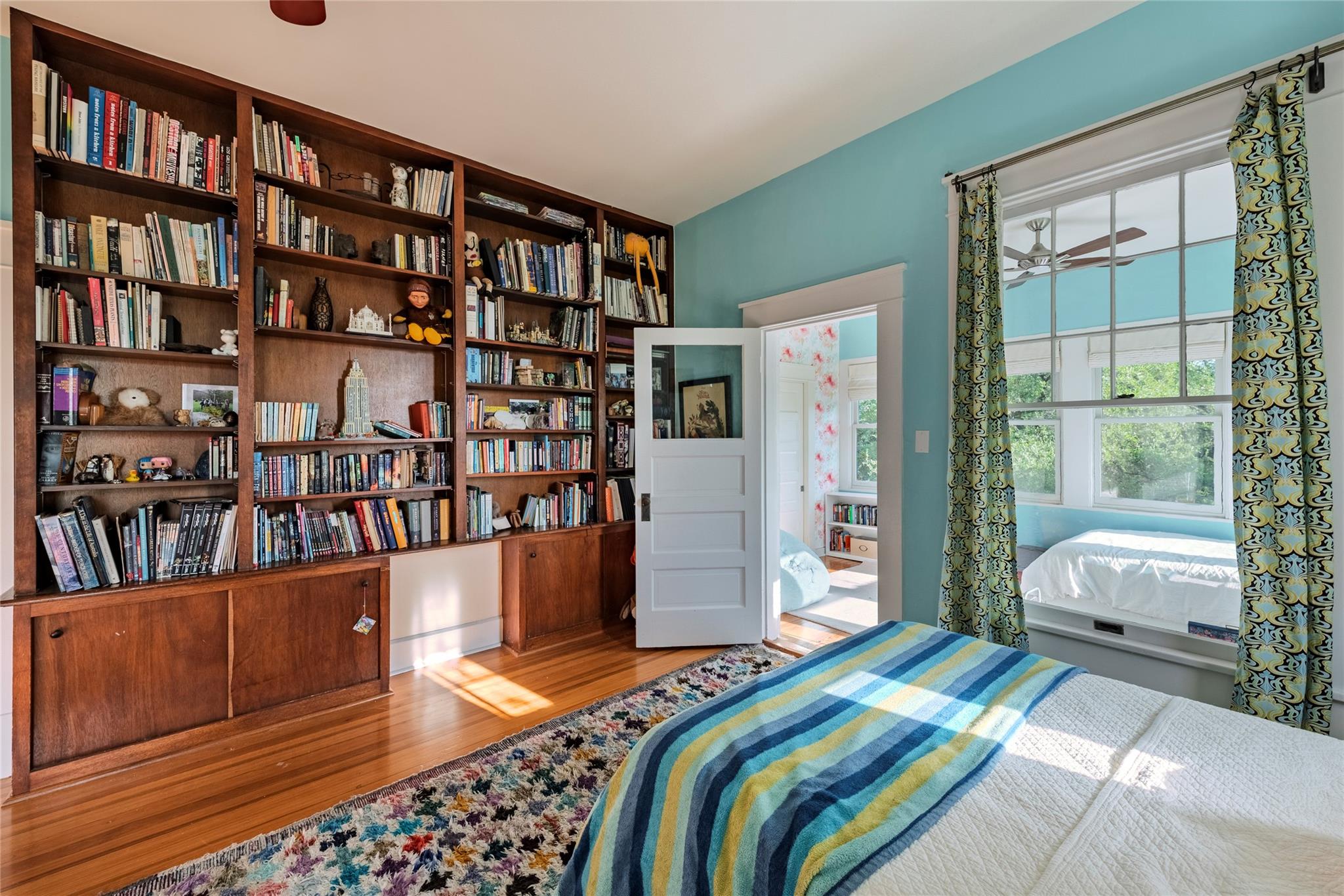 1305 W 22nd ST