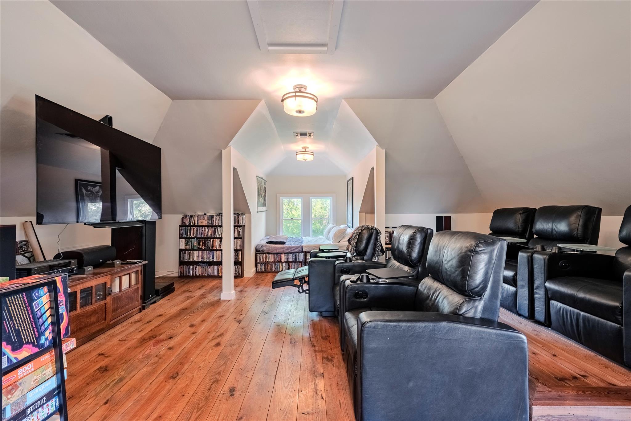 1305 W 22nd ST