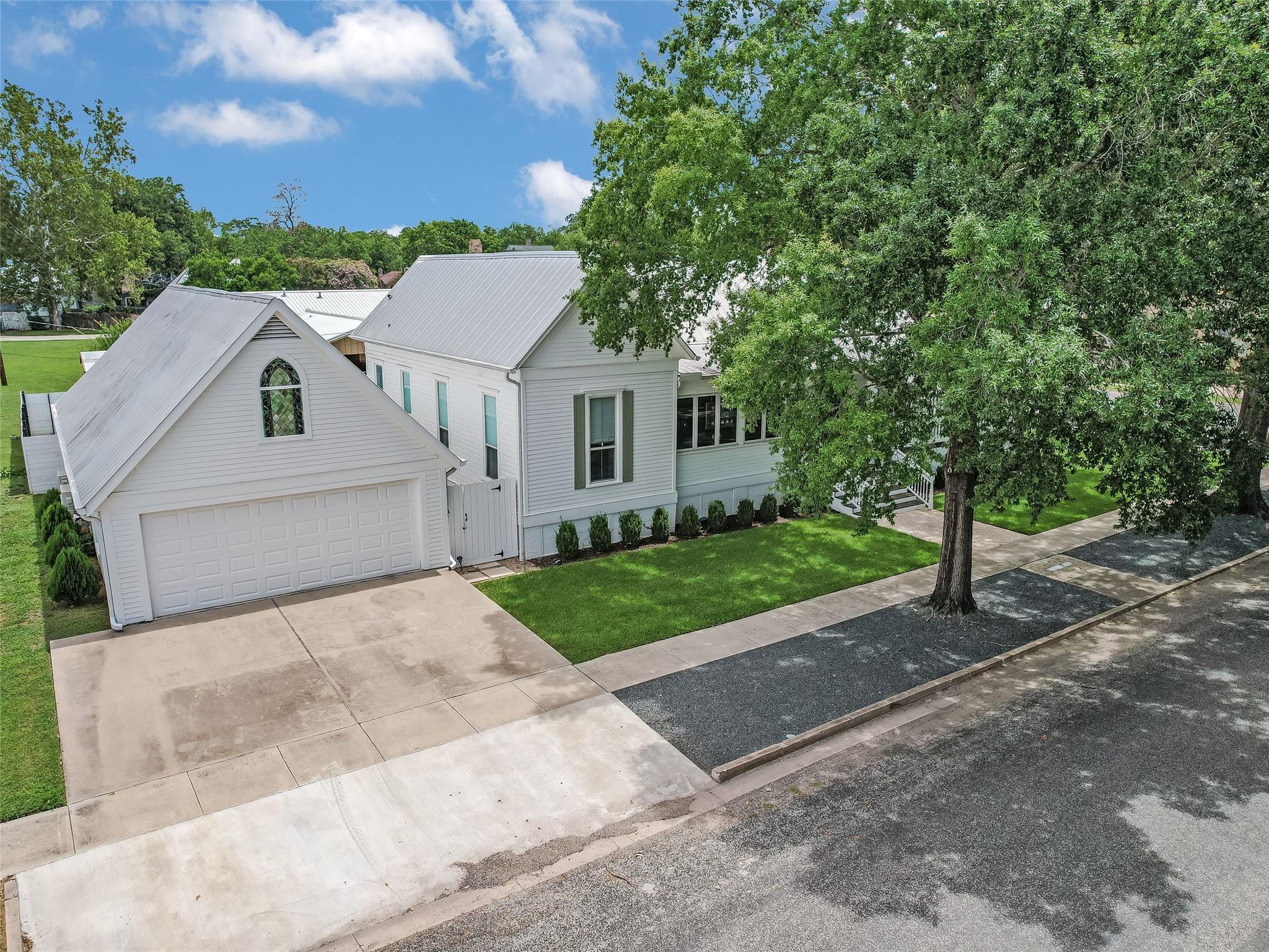 107 NE 4th ST