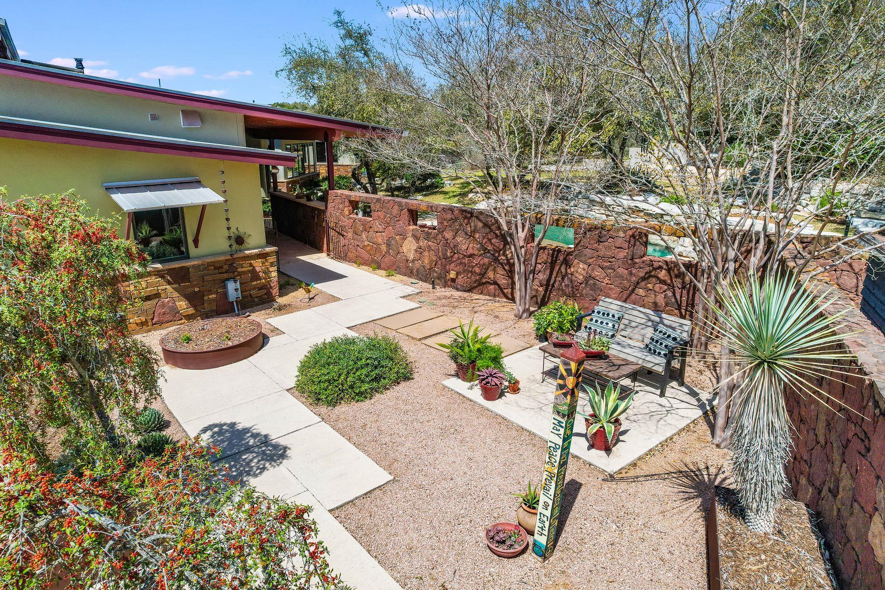 8700 Crest View RD