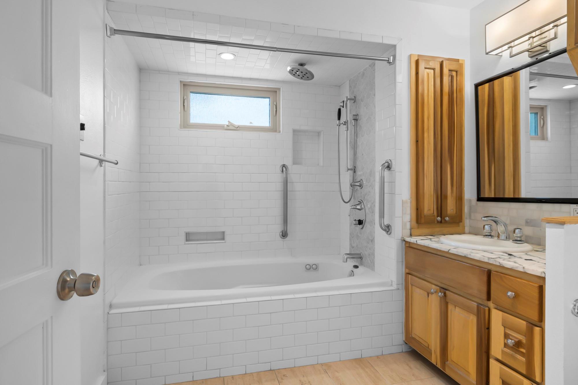 3935 Lago Vista DR