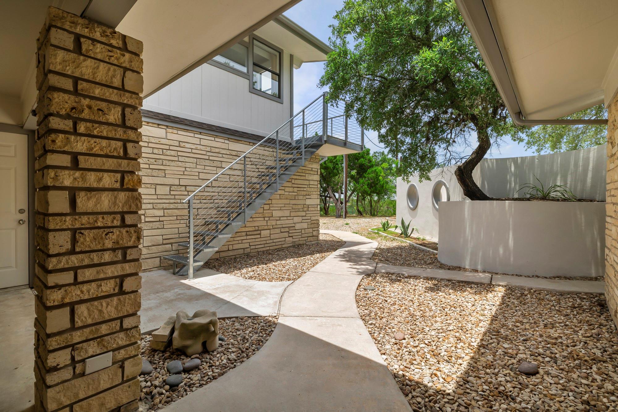 3935 Lago Vista DR