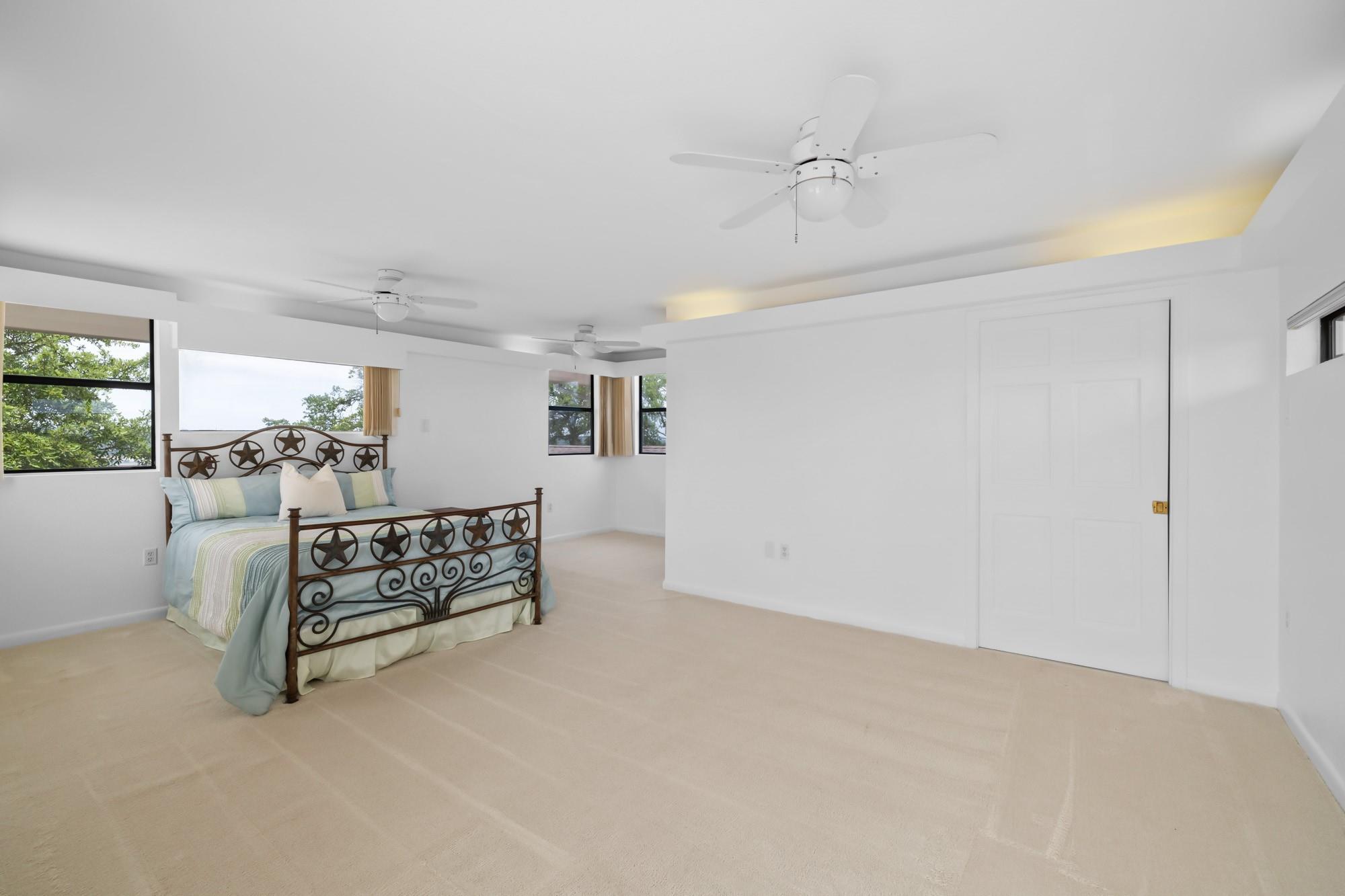 3935 Lago Vista DR