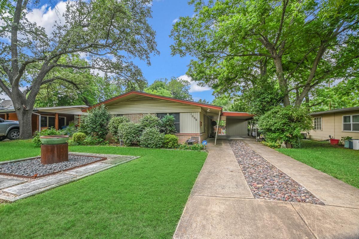 1009 Alegria RD