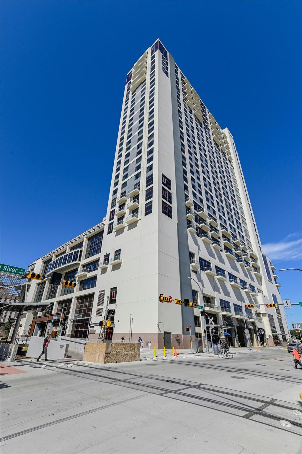 555 E 5th ST # 809