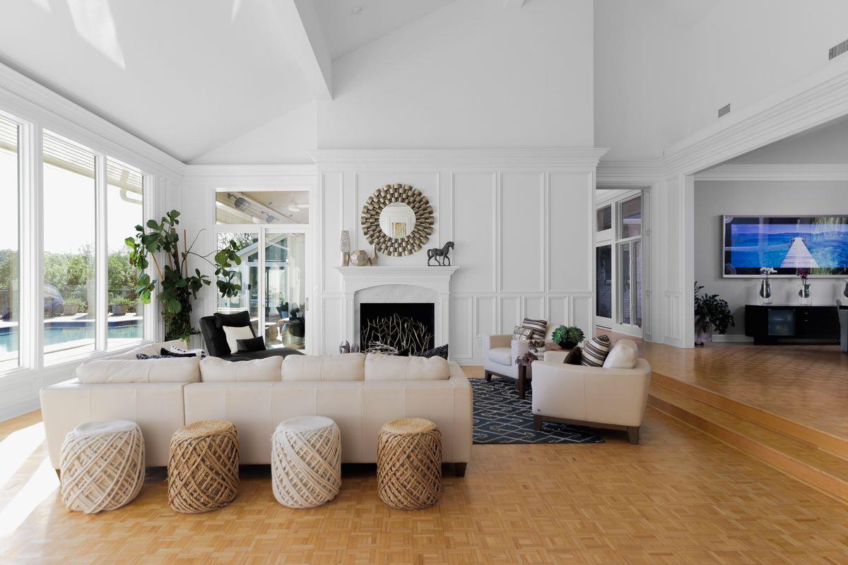 17 Cousteau LN