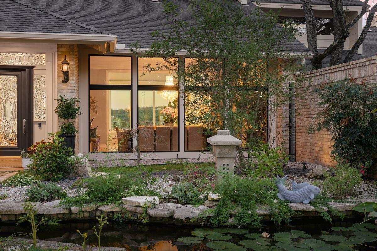17 Cousteau LN