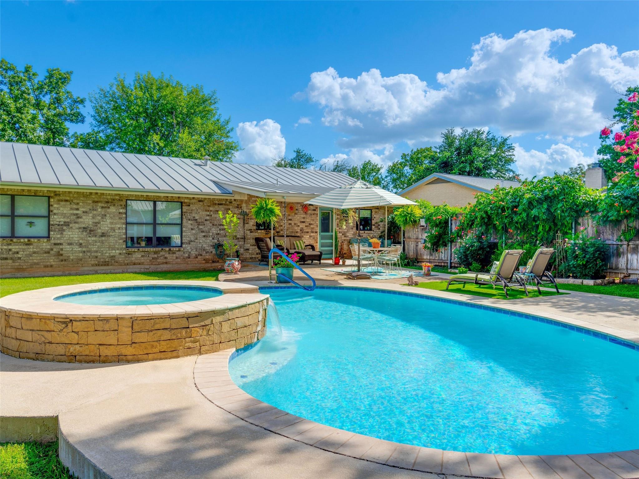 216 Broadmoor DR