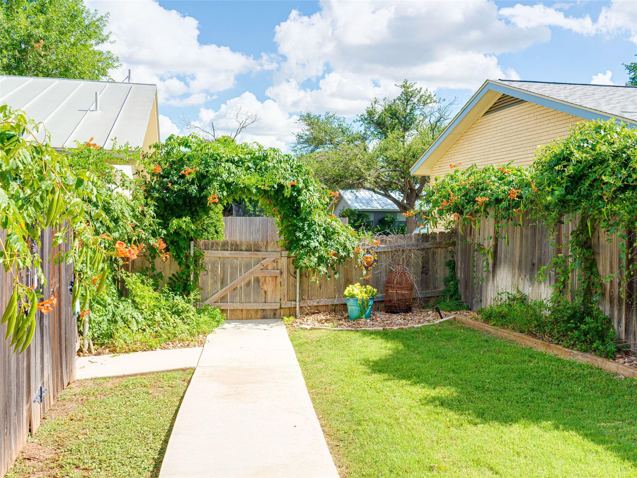 216 Broadmoor DR