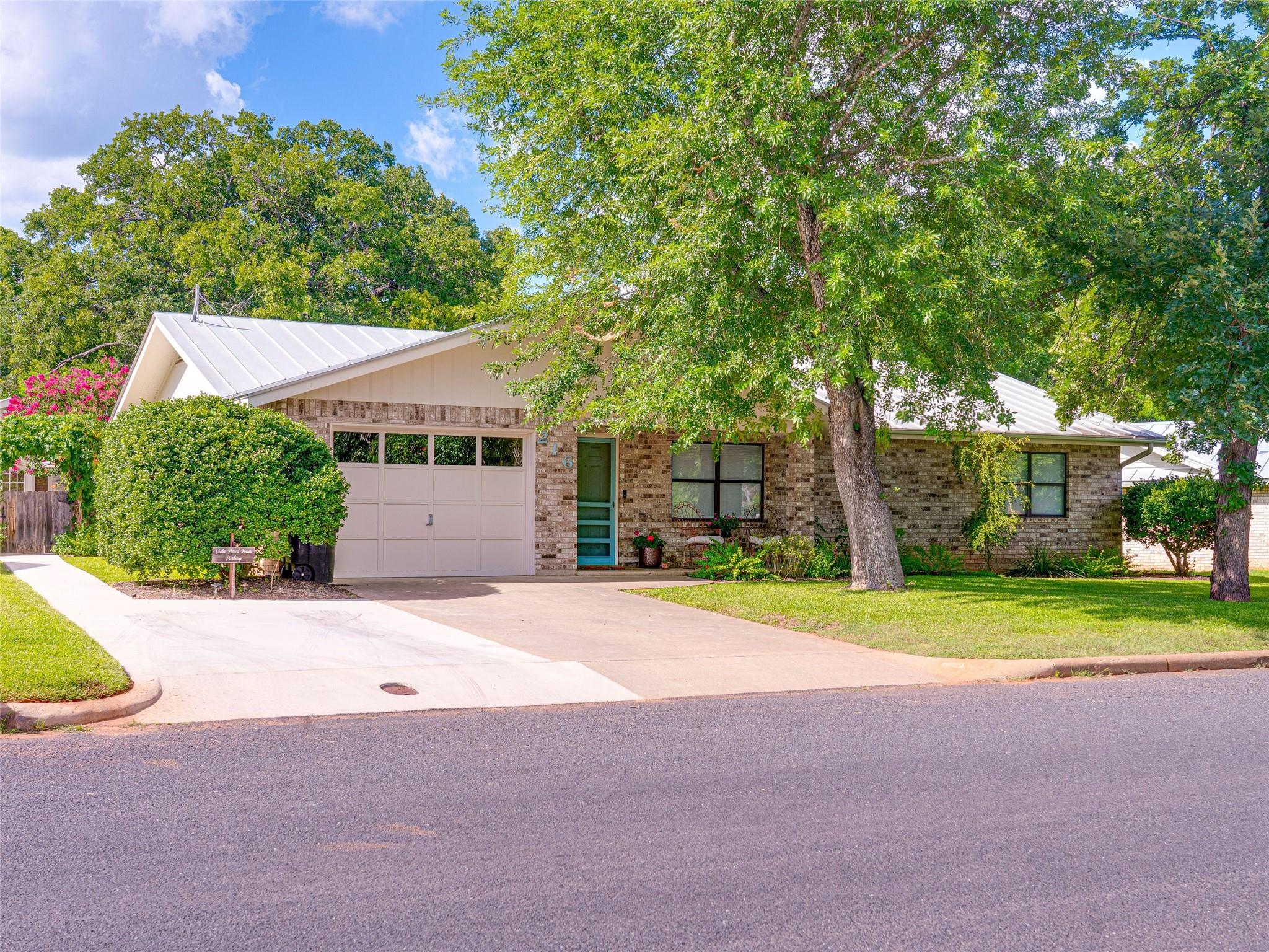216 Broadmoor DR