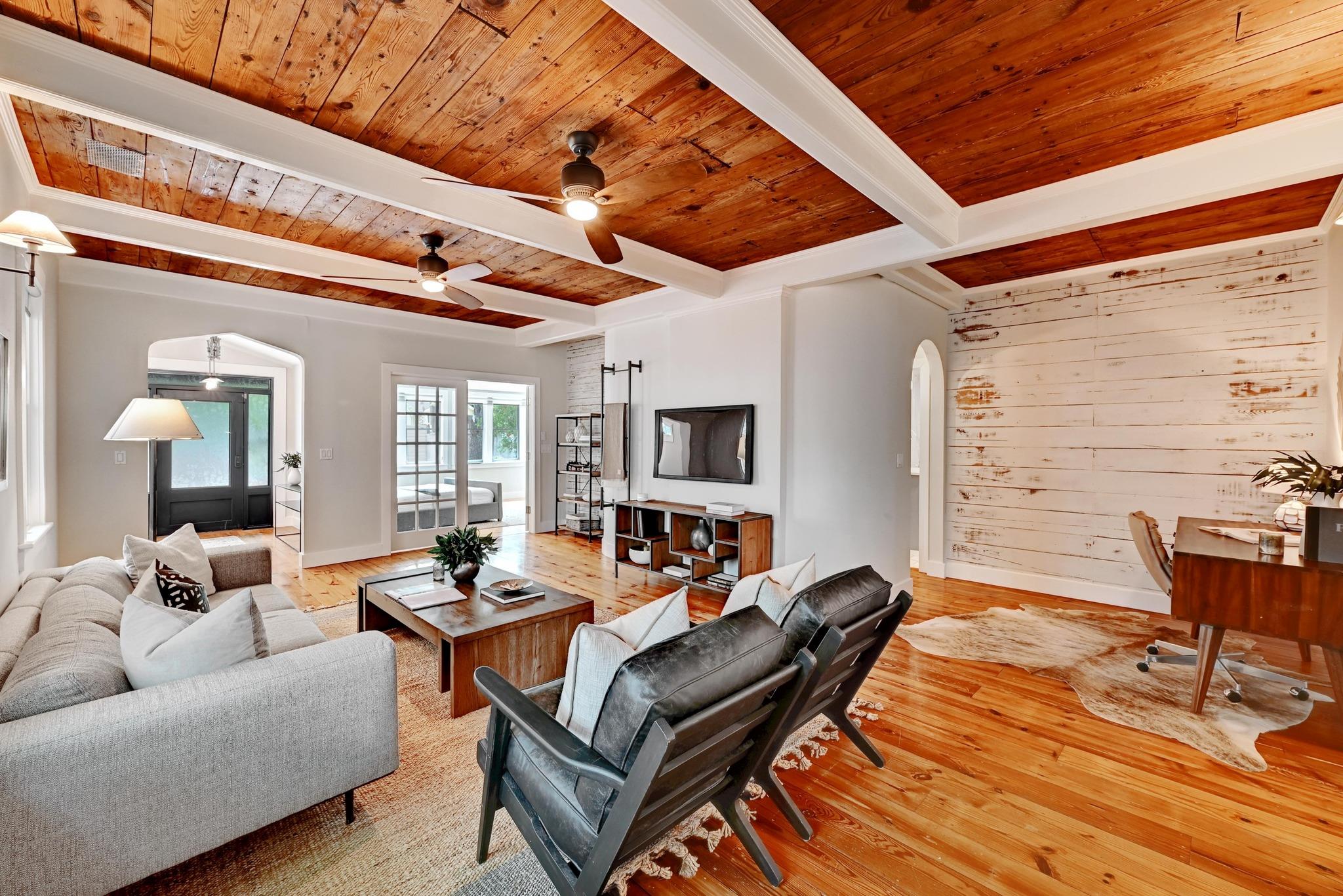 702 W Mary ST