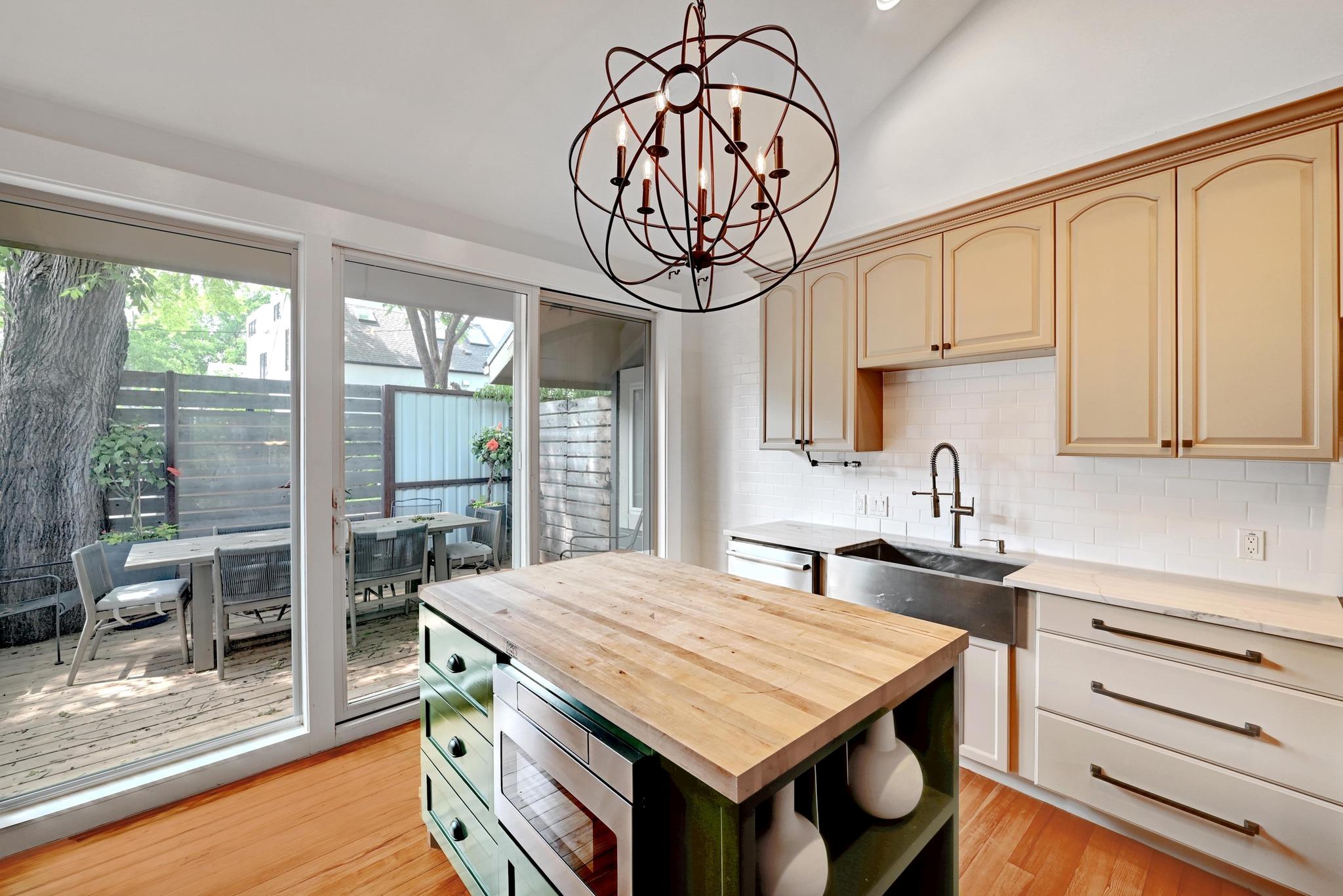 702 W Mary ST