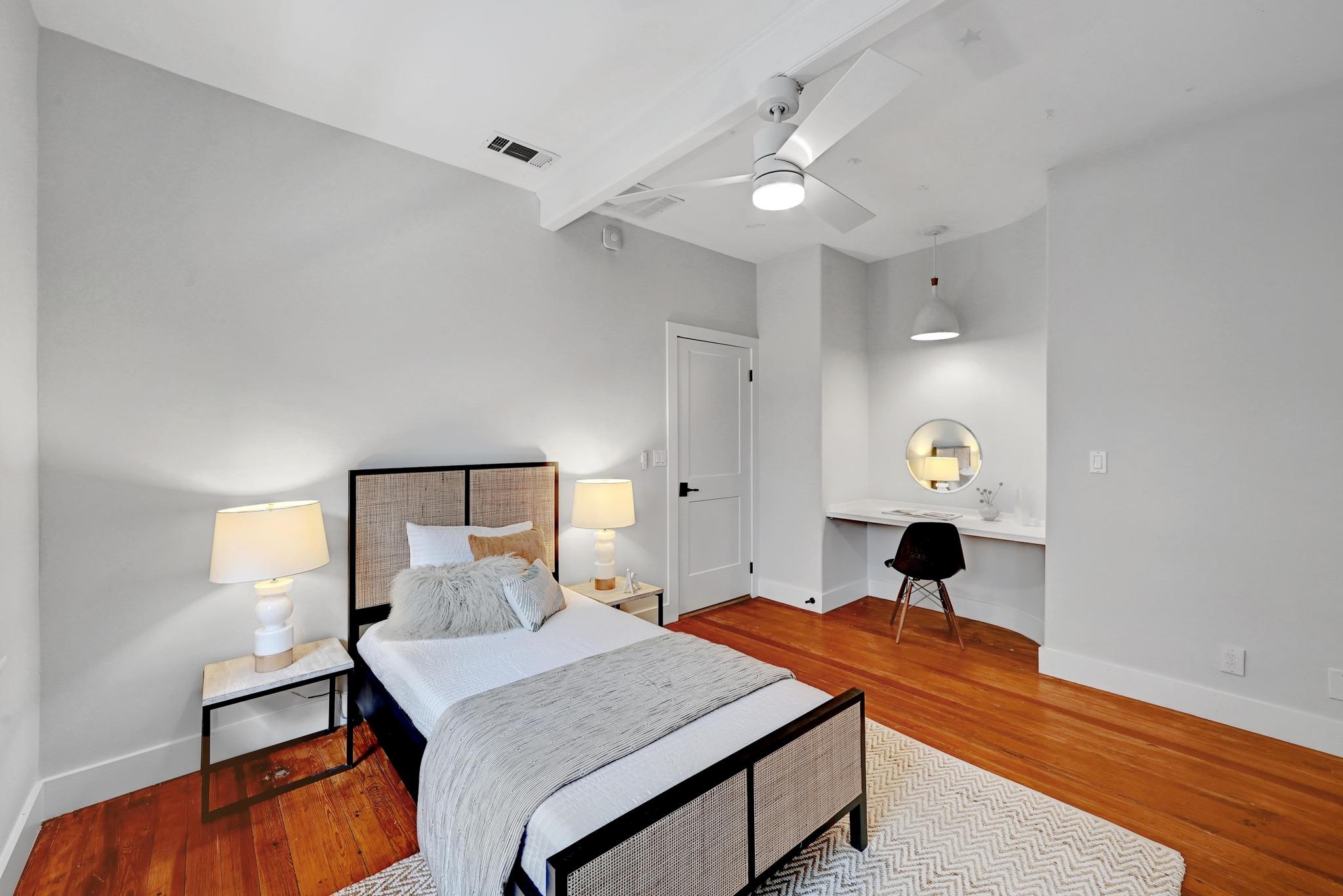 702 W Mary ST