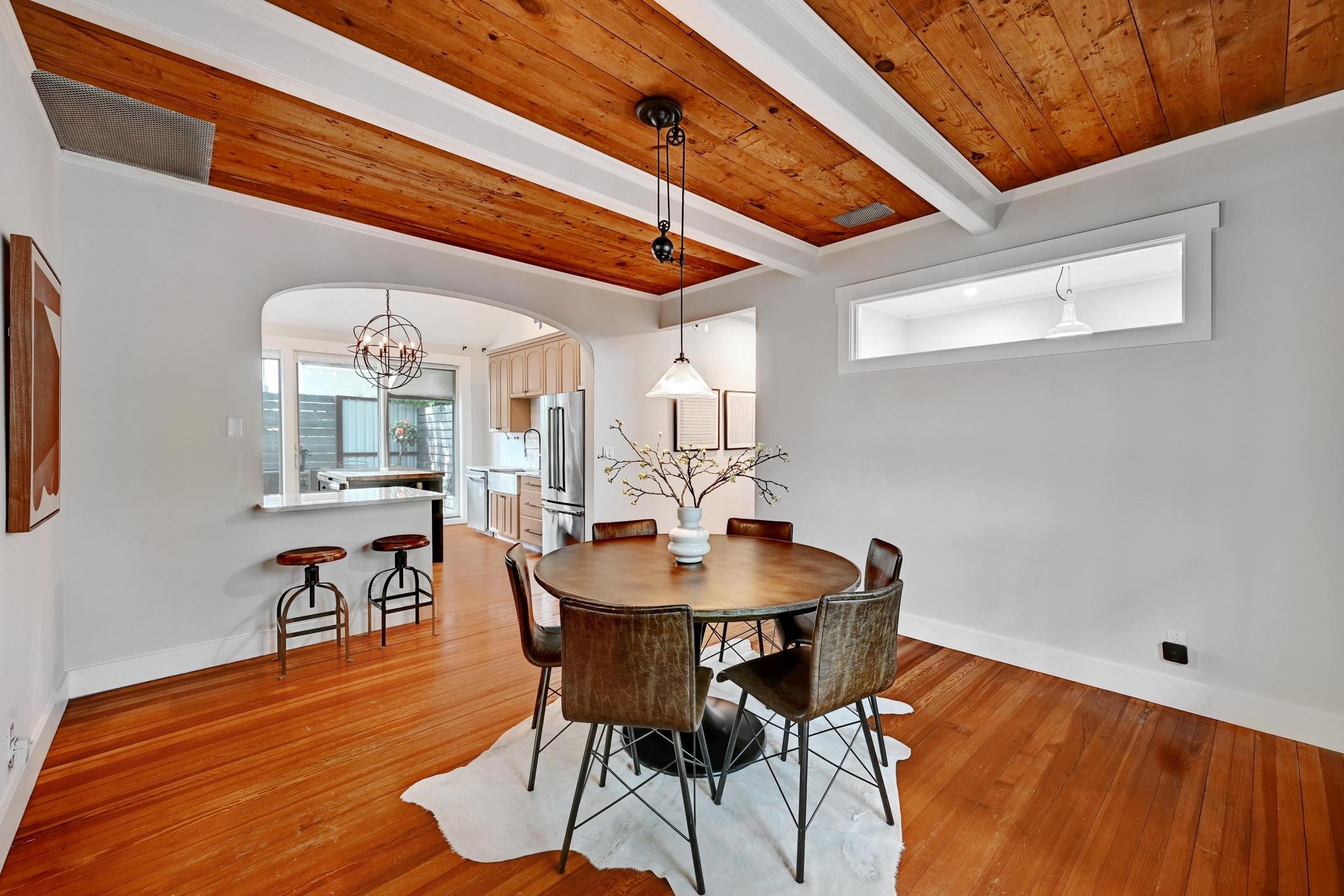 702 W Mary ST