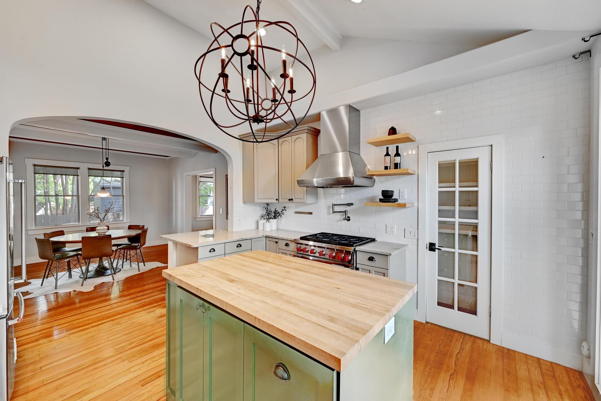 702 W Mary ST